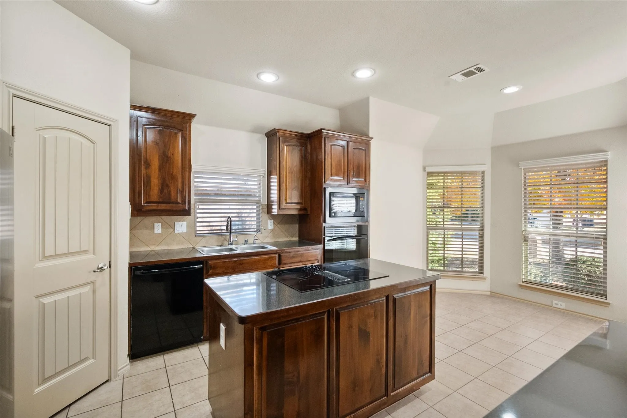 Single Family Residence For Rent in Ellis County , 1613 Country Hills Drive, Midlothian, Texas 76065, 3 Bedroom, 2 Bathroom, 2 Garage spaces, 1,756 Sqft, built in 2010, mls#21392453, Real Estate Agent in Midlothian, Homes For Rent in Ellis county, Homes For Rent in Midlothian, Realtor in Midlothian Texas, Real Estate Brokerage Independent Realty Texas, Luminita Cordes Realtor