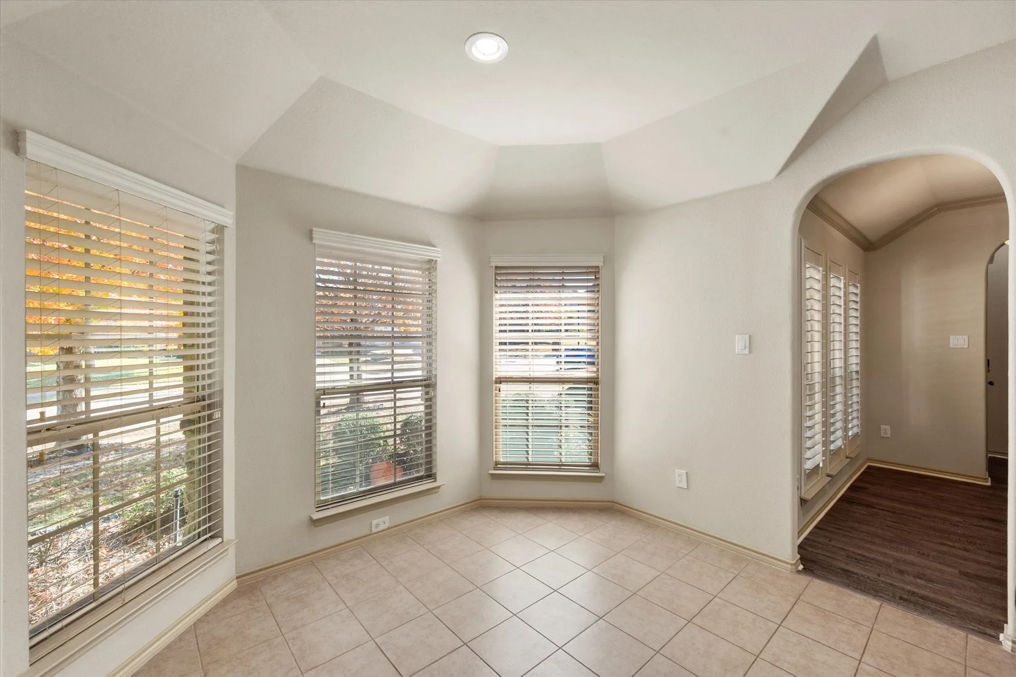 Single Family Residence For Rent in Ellis County , 1613 Country Hills Drive, Midlothian, Texas 76065, 3 Bedroom, 2 Bathroom, 2 Garage spaces, 1,756 Sqft, built in 2010, mls#21392453, Real Estate Agent in Midlothian, Homes For Rent in Ellis county, Homes For Rent in Midlothian, Realtor in Midlothian Texas, Real Estate Brokerage Independent Realty Texas, Luminita Cordes Realtor