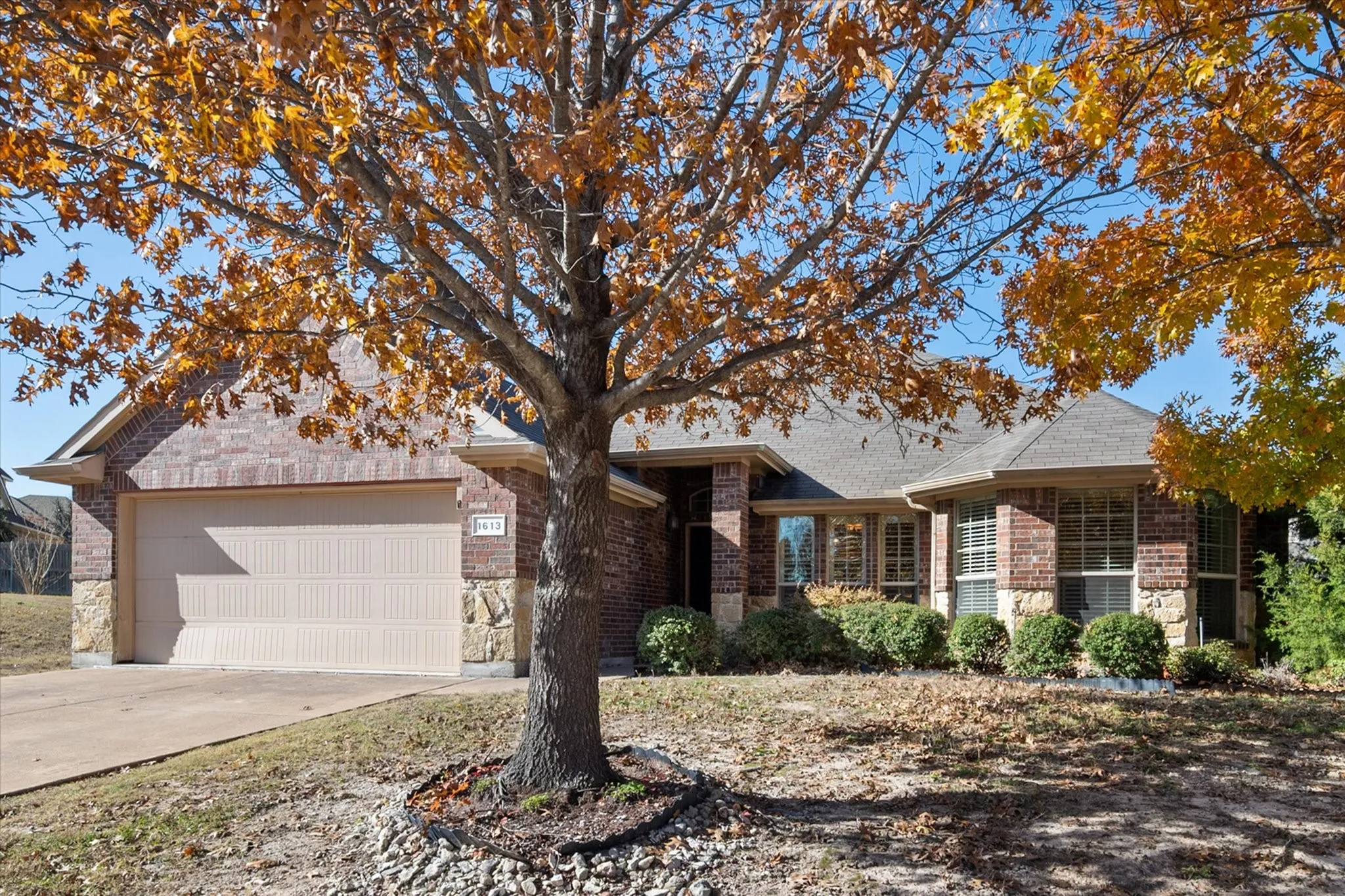 Single Family Residence For Rent in Ellis County , 1613 Country Hills Drive, Midlothian, Texas 76065, 3 Bedroom, 2 Bathroom, 2 Garage spaces, 1,756 Sqft, built in 2010, mls#21392453, Real Estate Agent in Midlothian, Homes For Rent in Ellis county, Homes For Rent in Midlothian, Realtor in Midlothian Texas, Real Estate Brokerage Independent Realty Texas, Luminita Cordes Realtor