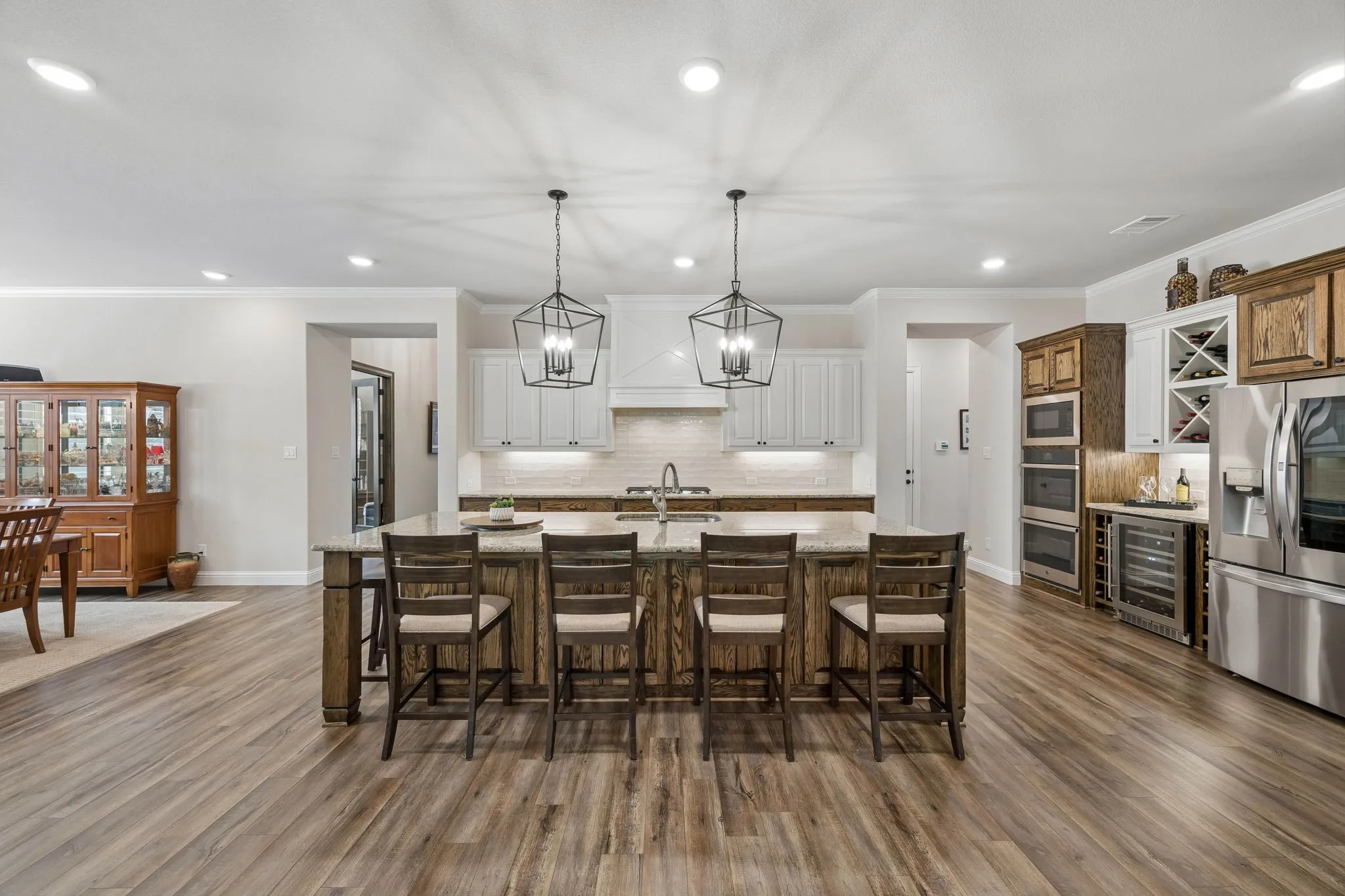 Oversized Island perfect for entertaining
