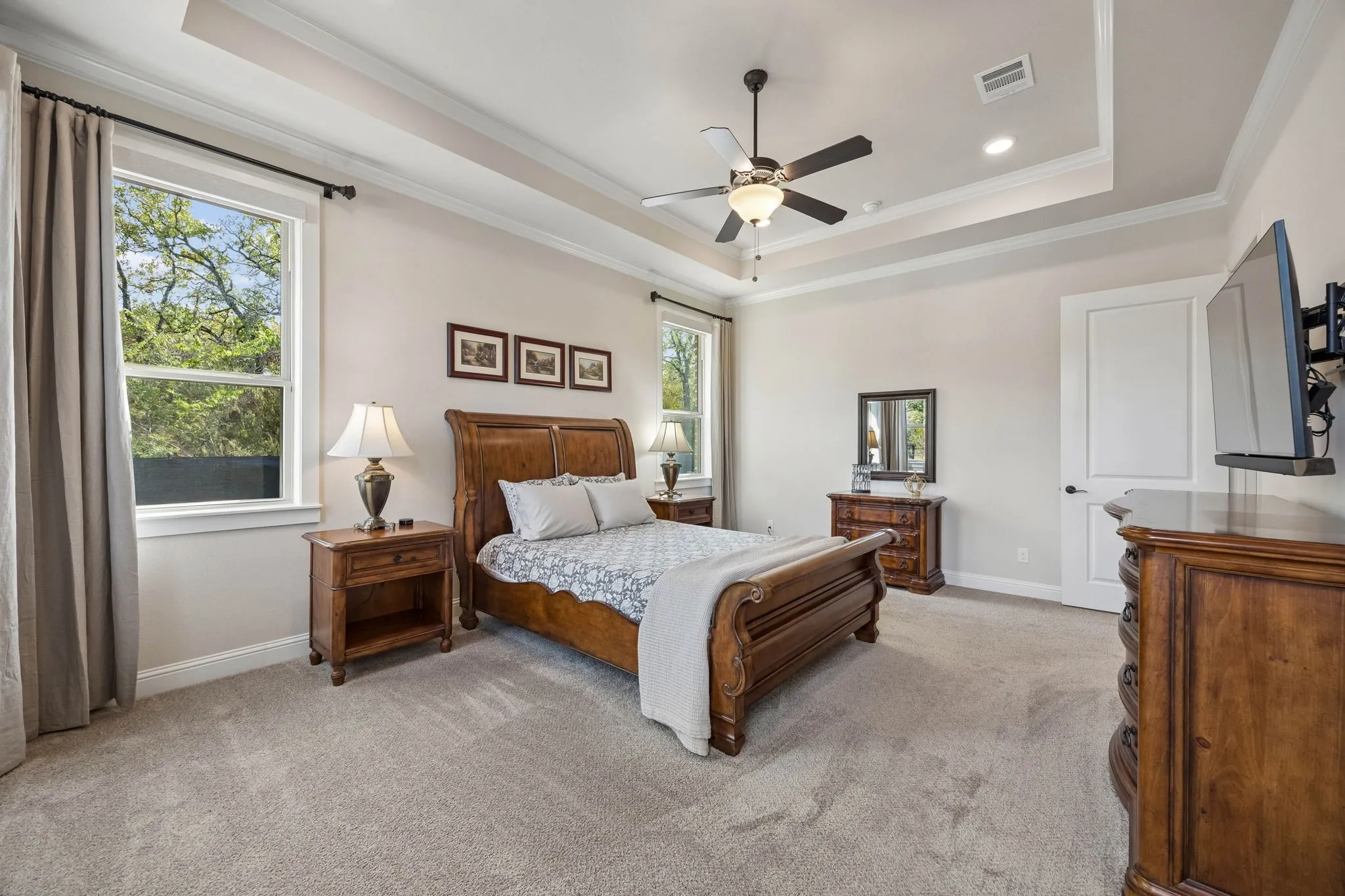 Master suite, tray ceilings, ceiling fan.