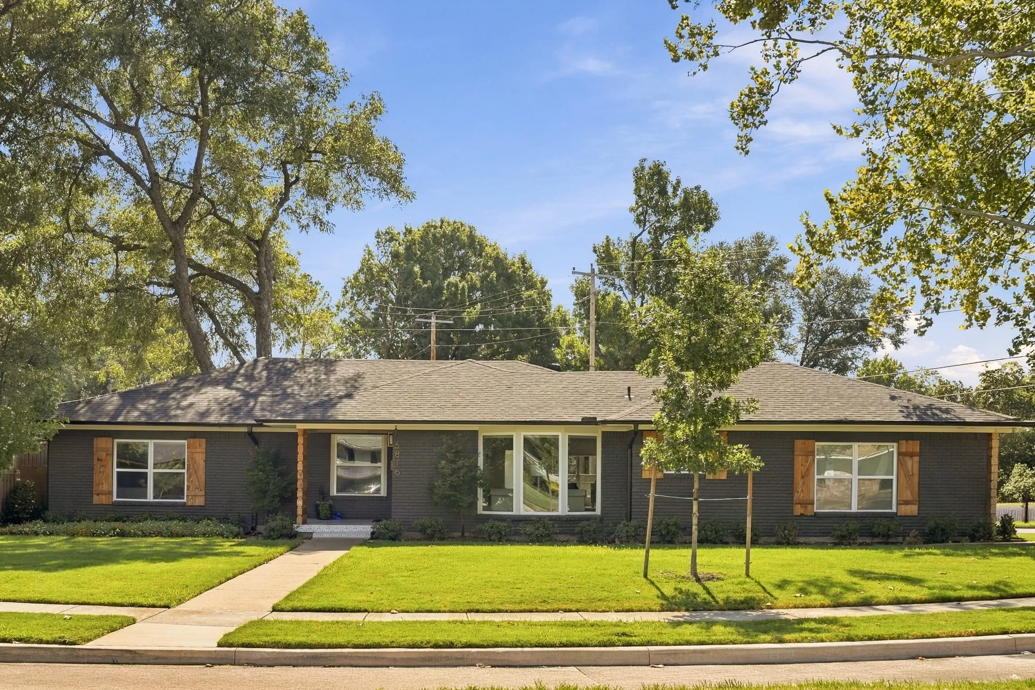 Single Family Residence For Sale in Dallas County , 6816 Whitehill Street, Dallas, Texas 75231, 3 Bedroom, 2 Bathroom, 2 Garage spaces, 1,972 Sqft, built in 1959, mls#21389468, Real Estate Agent in Dallas, Homes For Sale in Dallas county, Homes For Sale in Dallas, Realtor in Dallas Texas, Real Estate Brokerage Independent Realty Texas, Luminita Cordes Realtor