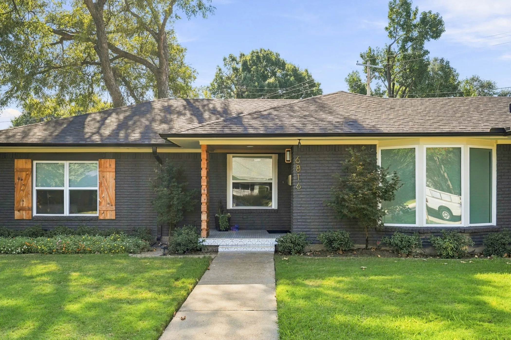 Single Family Residence For Sale in Dallas County , 6816 Whitehill Street, Dallas, Texas 75231, 3 Bedroom, 2 Bathroom, 2 Garage spaces, 1,972 Sqft, built in 1959, mls#21389468, Real Estate Agent in Dallas, Homes For Sale in Dallas county, Homes For Sale in Dallas, Realtor in Dallas Texas, Real Estate Brokerage Independent Realty Texas, Luminita Cordes Realtor