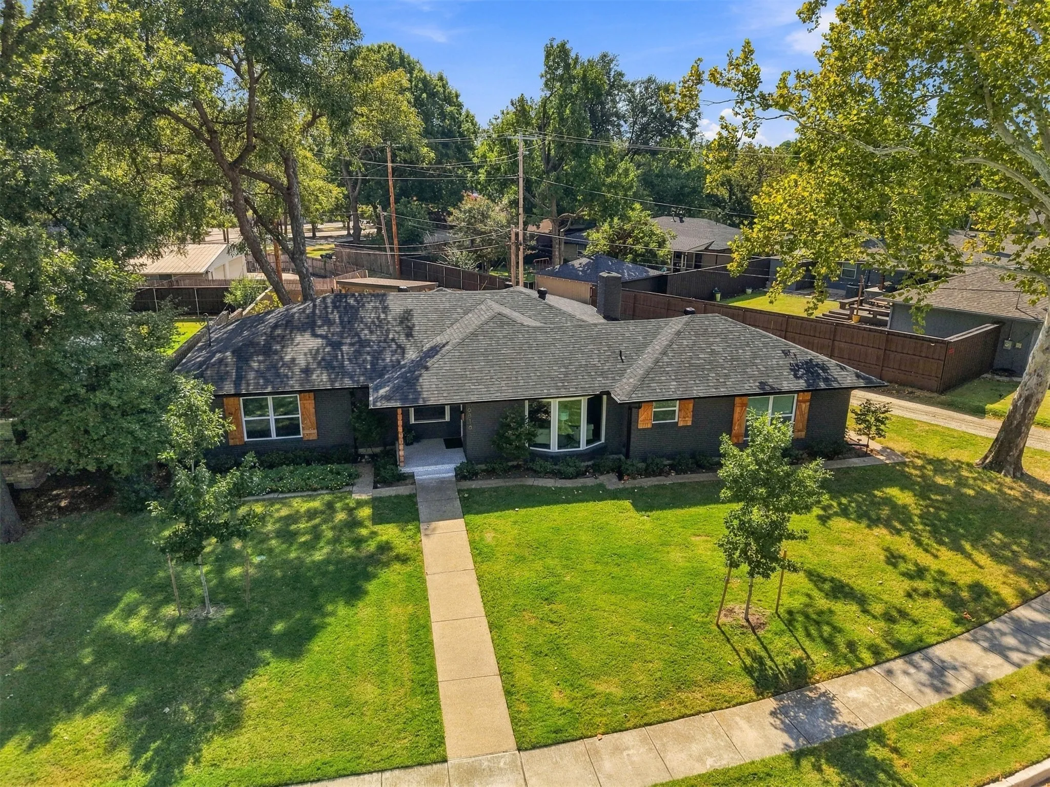 Single Family Residence For Sale in Dallas County , 6816 Whitehill Street, Dallas, Texas 75231, 3 Bedroom, 2 Bathroom, 2 Garage spaces, 1,972 Sqft, built in 1959, mls#21389468, Real Estate Agent in Dallas, Homes For Sale in Dallas county, Homes For Sale in Dallas, Realtor in Dallas Texas, Real Estate Brokerage Independent Realty Texas, Luminita Cordes Realtor