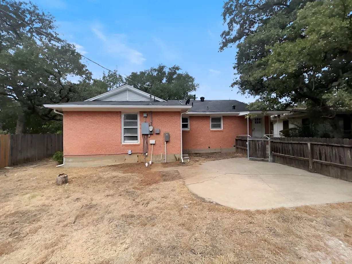 Single Family Residence For Sale in Tarrant County , 2012 Watauga Court W, Fort Worth, Texas 76111, 2 Bedroom, 2 Bathroom, 1 Garage spaces, 1,343 Sqft, built in 1952, mls#21392452, Real Estate Agent in Fort Worth, Homes For Sale in Tarrant county, Homes For Sale in Fort Worth, Realtor in Fort Worth Texas, Real Estate Brokerage Independent Realty Texas, Luminita Cordes Realtor