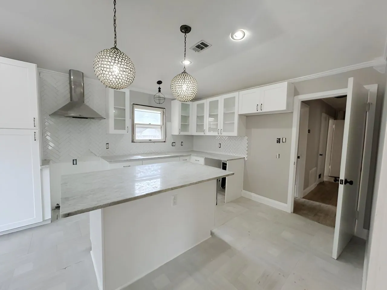 Single Family Residence For Sale in Tarrant County , 2012 Watauga Court W, Fort Worth, Texas 76111, 2 Bedroom, 2 Bathroom, 1 Garage spaces, 1,343 Sqft, built in 1952, mls#21392452, Real Estate Agent in Fort Worth, Homes For Sale in Tarrant county, Homes For Sale in Fort Worth, Realtor in Fort Worth Texas, Real Estate Brokerage Independent Realty Texas, Luminita Cordes Realtor