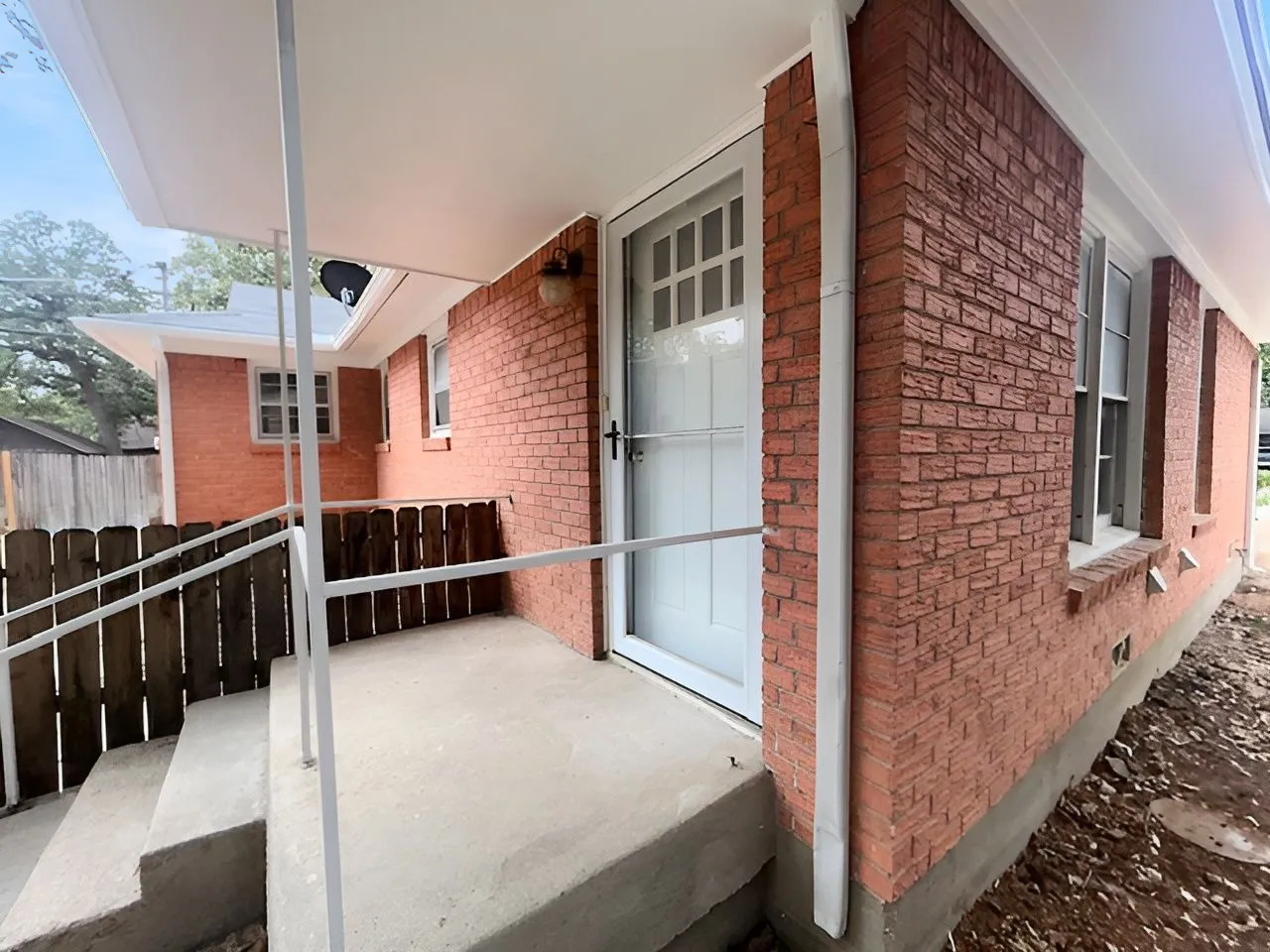 Single Family Residence For Sale in Tarrant County , 2012 Watauga Court W, Fort Worth, Texas 76111, 2 Bedroom, 2 Bathroom, 1 Garage spaces, 1,343 Sqft, built in 1952, mls#21392452, Real Estate Agent in Fort Worth, Homes For Sale in Tarrant county, Homes For Sale in Fort Worth, Realtor in Fort Worth Texas, Real Estate Brokerage Independent Realty Texas, Luminita Cordes Realtor