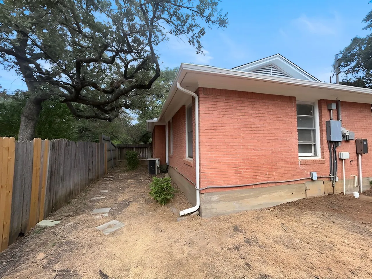Single Family Residence For Sale in Tarrant County , 2012 Watauga Court W, Fort Worth, Texas 76111, 2 Bedroom, 2 Bathroom, 1 Garage spaces, 1,343 Sqft, built in 1952, mls#21392452, Real Estate Agent in Fort Worth, Homes For Sale in Tarrant county, Homes For Sale in Fort Worth, Realtor in Fort Worth Texas, Real Estate Brokerage Independent Realty Texas, Luminita Cordes Realtor