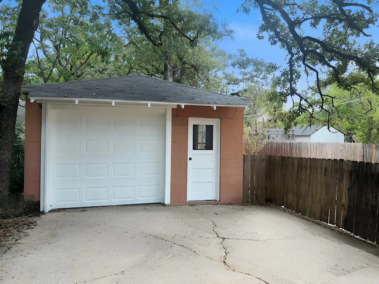 Single Family Residence For Sale in Tarrant County , 2012 Watauga Court W, Fort Worth, Texas 76111, 2 Bedroom, 2 Bathroom, 1 Garage spaces, 1,343 Sqft, built in 1952, mls#21392452, Real Estate Agent in Fort Worth, Homes For Sale in Tarrant county, Homes For Sale in Fort Worth, Realtor in Fort Worth Texas, Real Estate Brokerage Independent Realty Texas, Luminita Cordes Realtor