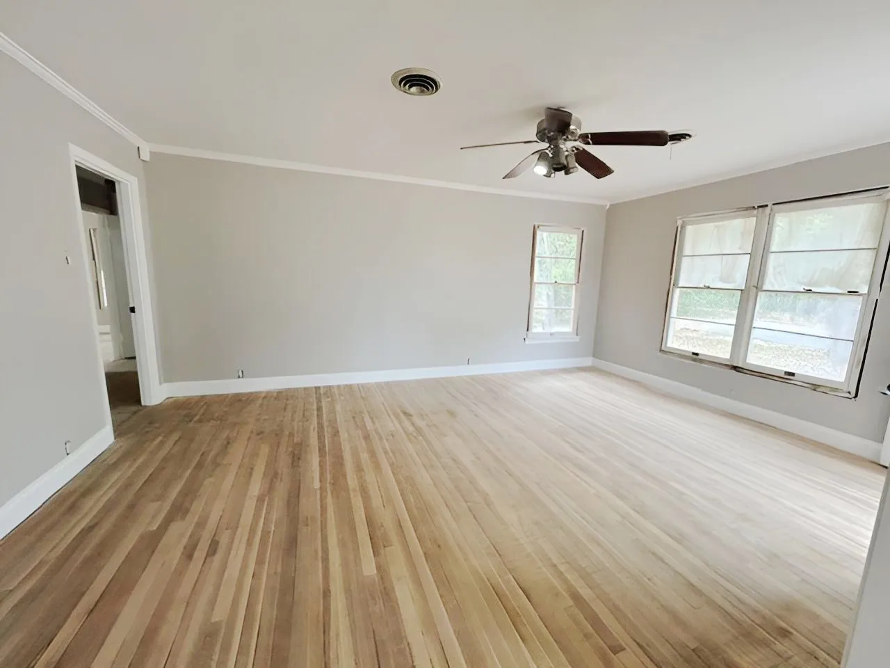 Single Family Residence For Sale in Tarrant County , 2012 Watauga Court W, Fort Worth, Texas 76111, 2 Bedroom, 2 Bathroom, 1 Garage spaces, 1,343 Sqft, built in 1952, mls#21392452, Real Estate Agent in Fort Worth, Homes For Sale in Tarrant county, Homes For Sale in Fort Worth, Realtor in Fort Worth Texas, Real Estate Brokerage Independent Realty Texas, Luminita Cordes Realtor