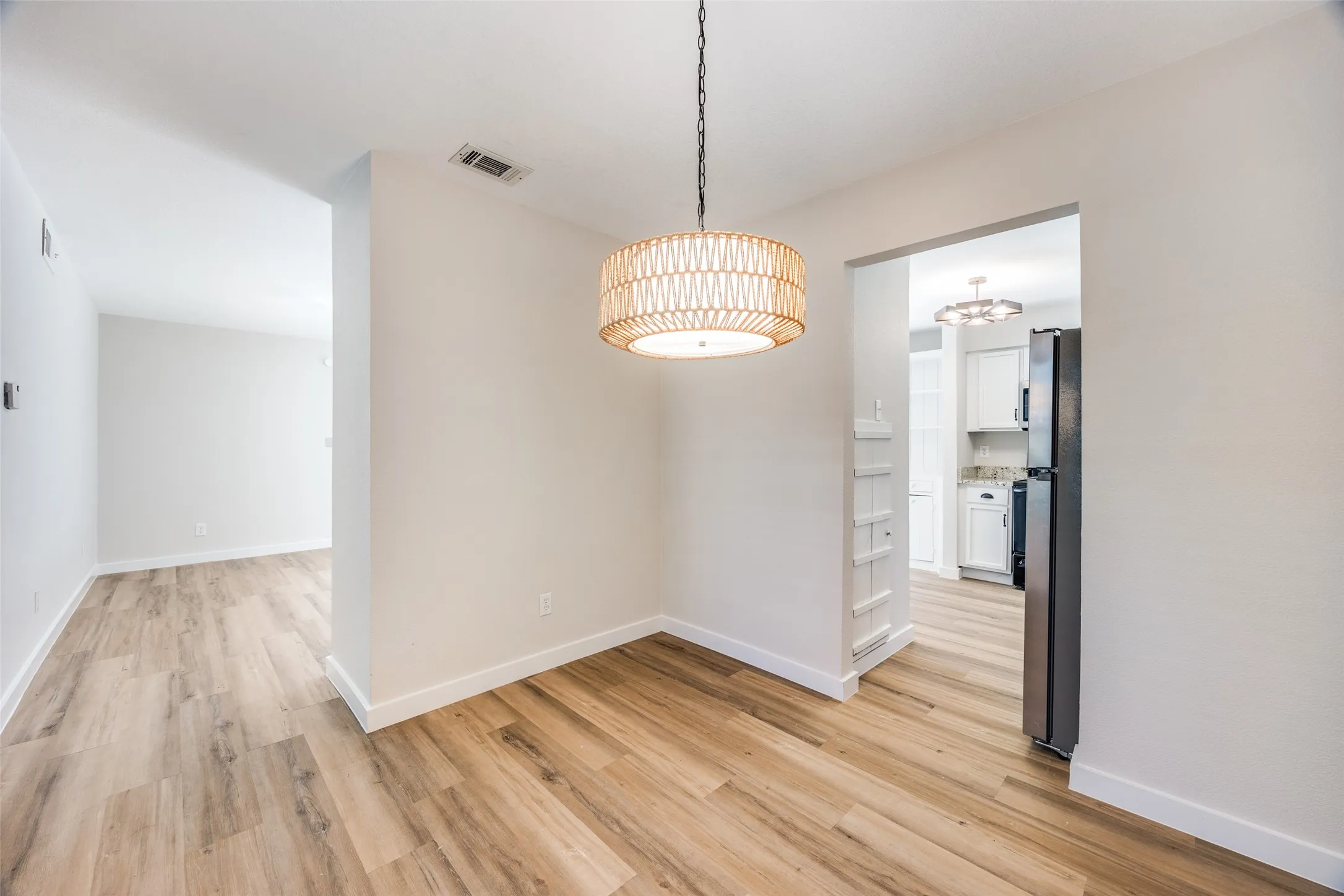 Condominium For Sale in Dallas County , 5300 Keller Springs Road 1067, Dallas, Texas 75248, 1 Bedroom, 1 Bathroom, Garage spaces, 794 Sqft, built in 1982, mls#21392466, Real Estate Agent in Dallas, Homes For Sale in Dallas county, Homes For Sale in Dallas, Realtor in Dallas Texas, Real Estate Brokerage Independent Realty Texas, Luminita Cordes Realtor