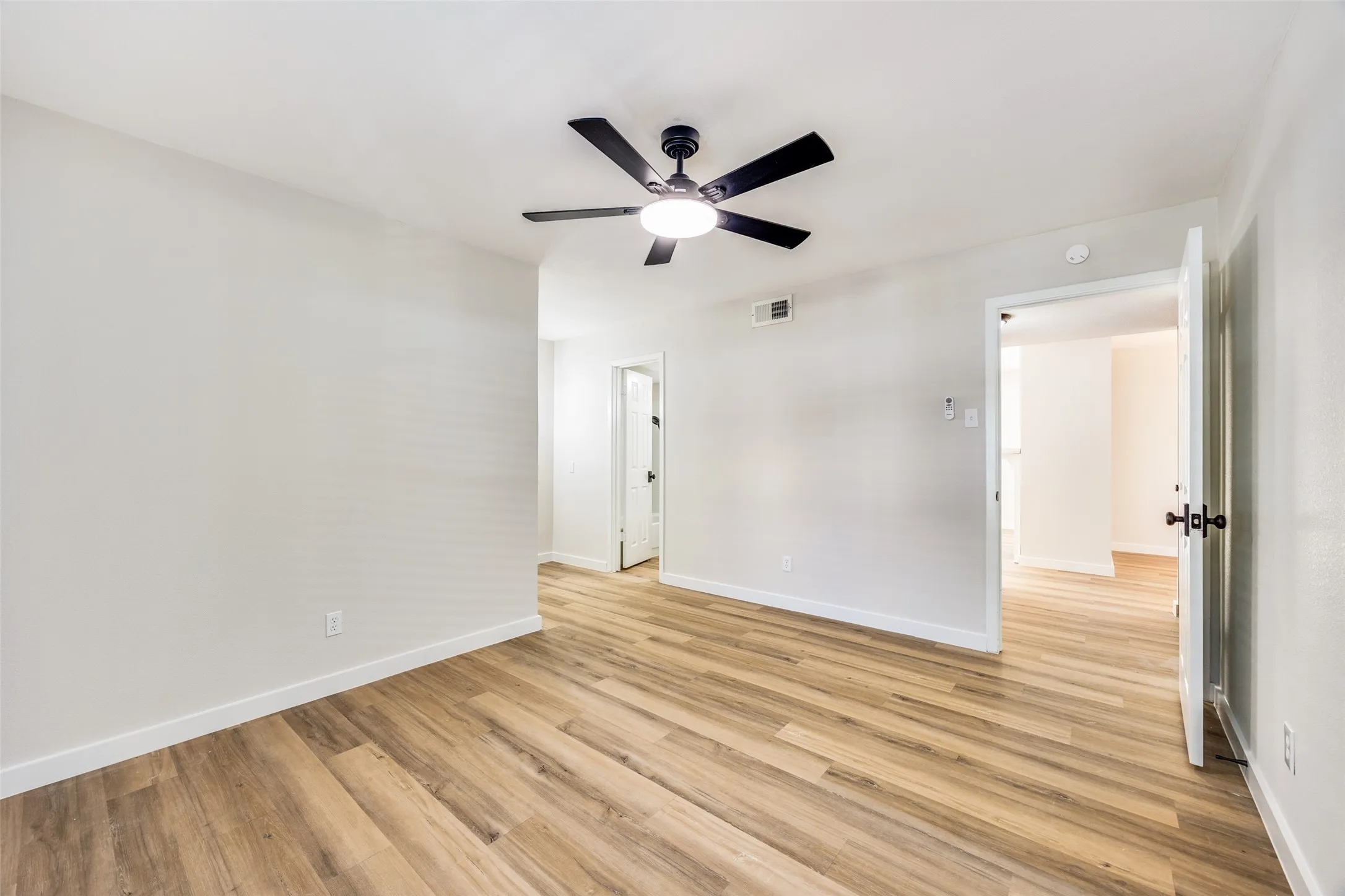 Condominium For Sale in Dallas County , 5300 Keller Springs Road 1067, Dallas, Texas 75248, 1 Bedroom, 1 Bathroom, Garage spaces, 794 Sqft, built in 1982, mls#21392466, Real Estate Agent in Dallas, Homes For Sale in Dallas county, Homes For Sale in Dallas, Realtor in Dallas Texas, Real Estate Brokerage Independent Realty Texas, Luminita Cordes Realtor