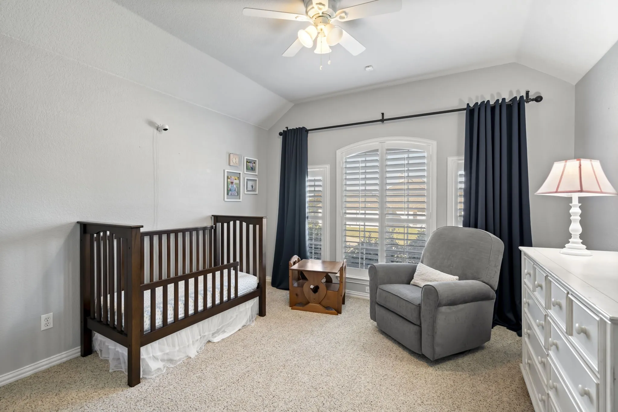 Vaulted ceiling with a ceiling fan