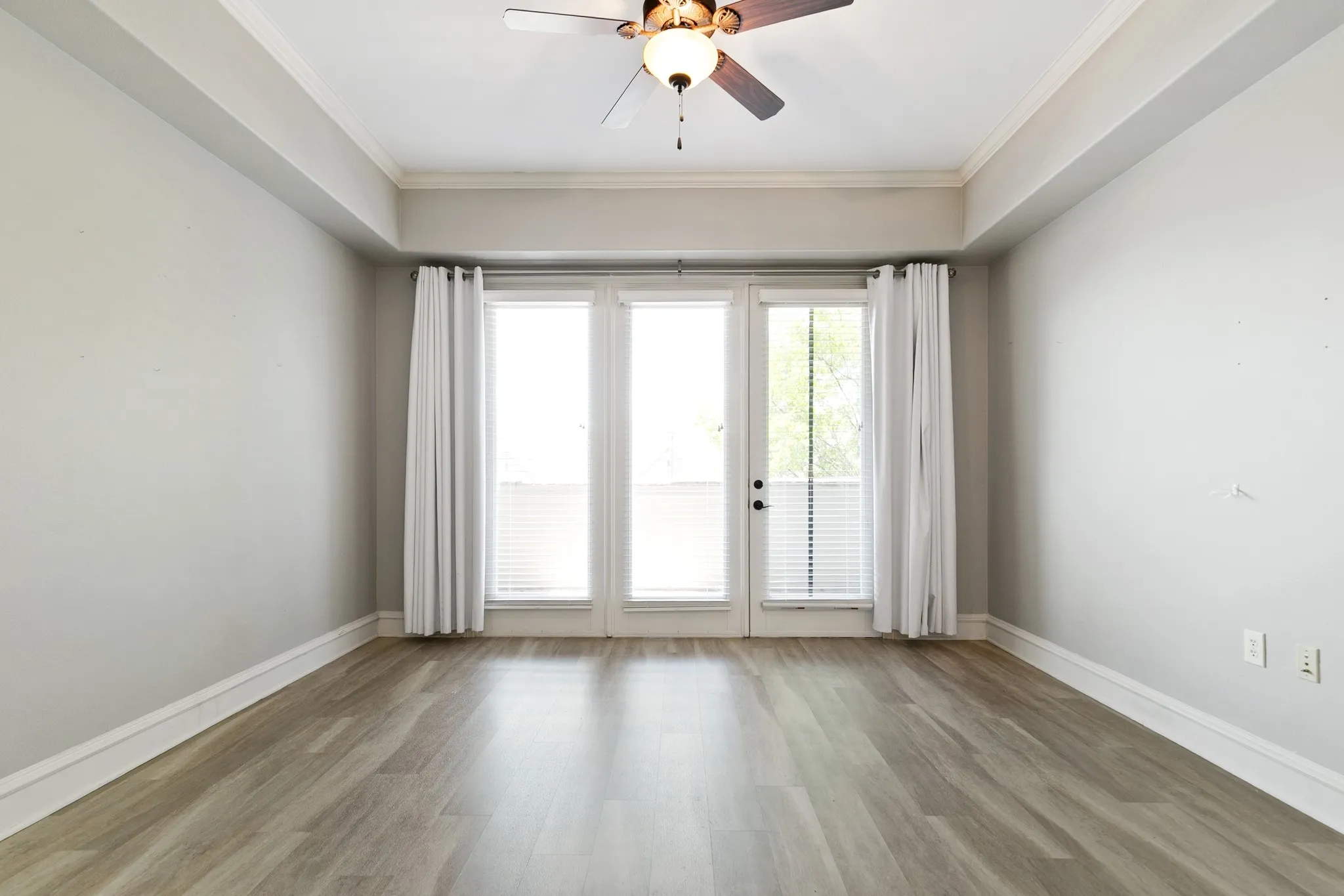 Tray ceiling with a ceiling fan light fixture