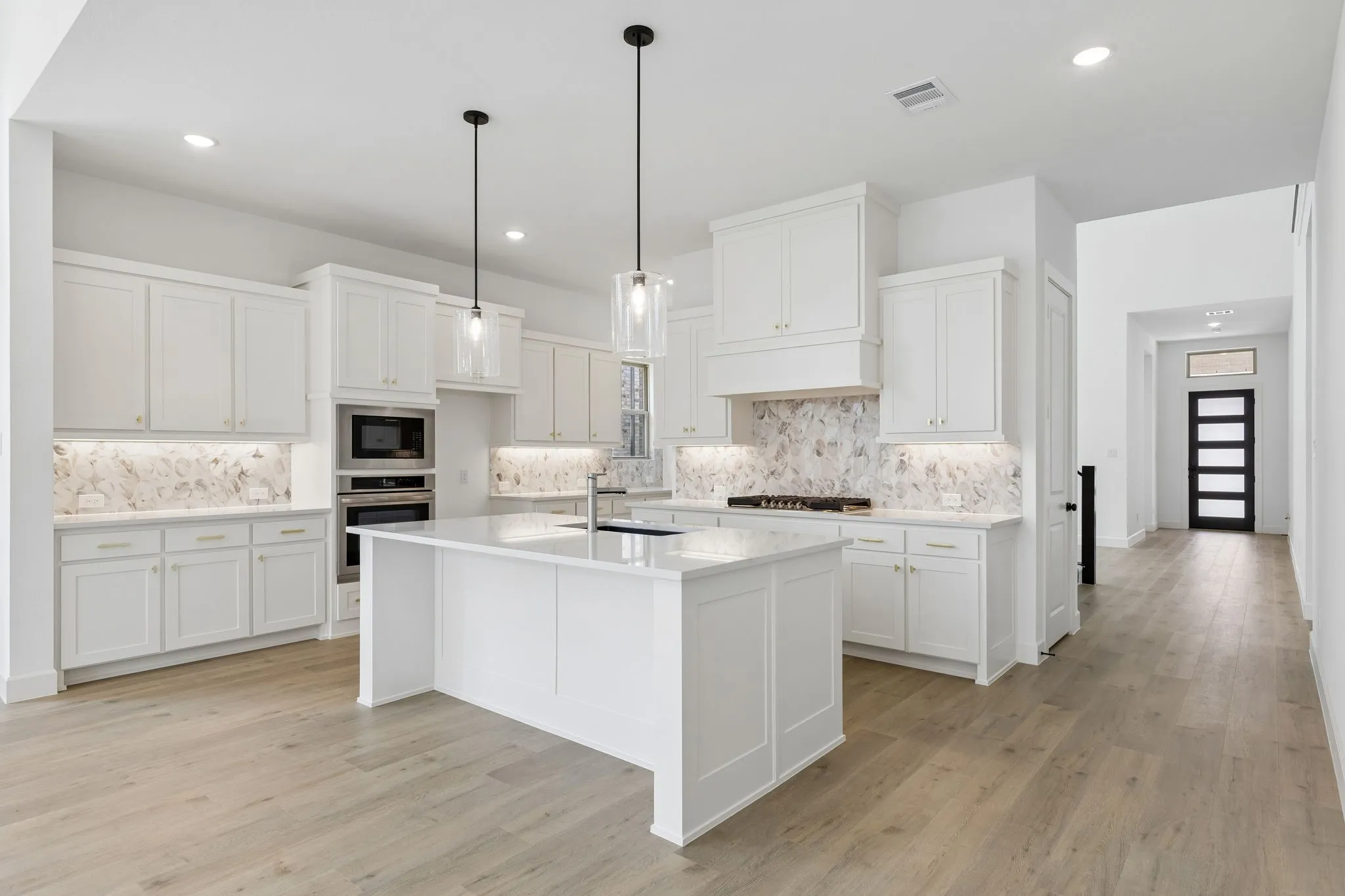 With outstanding prep space and plenty of storage, your inner chef will come alive in this fantastic chef's kitchen!