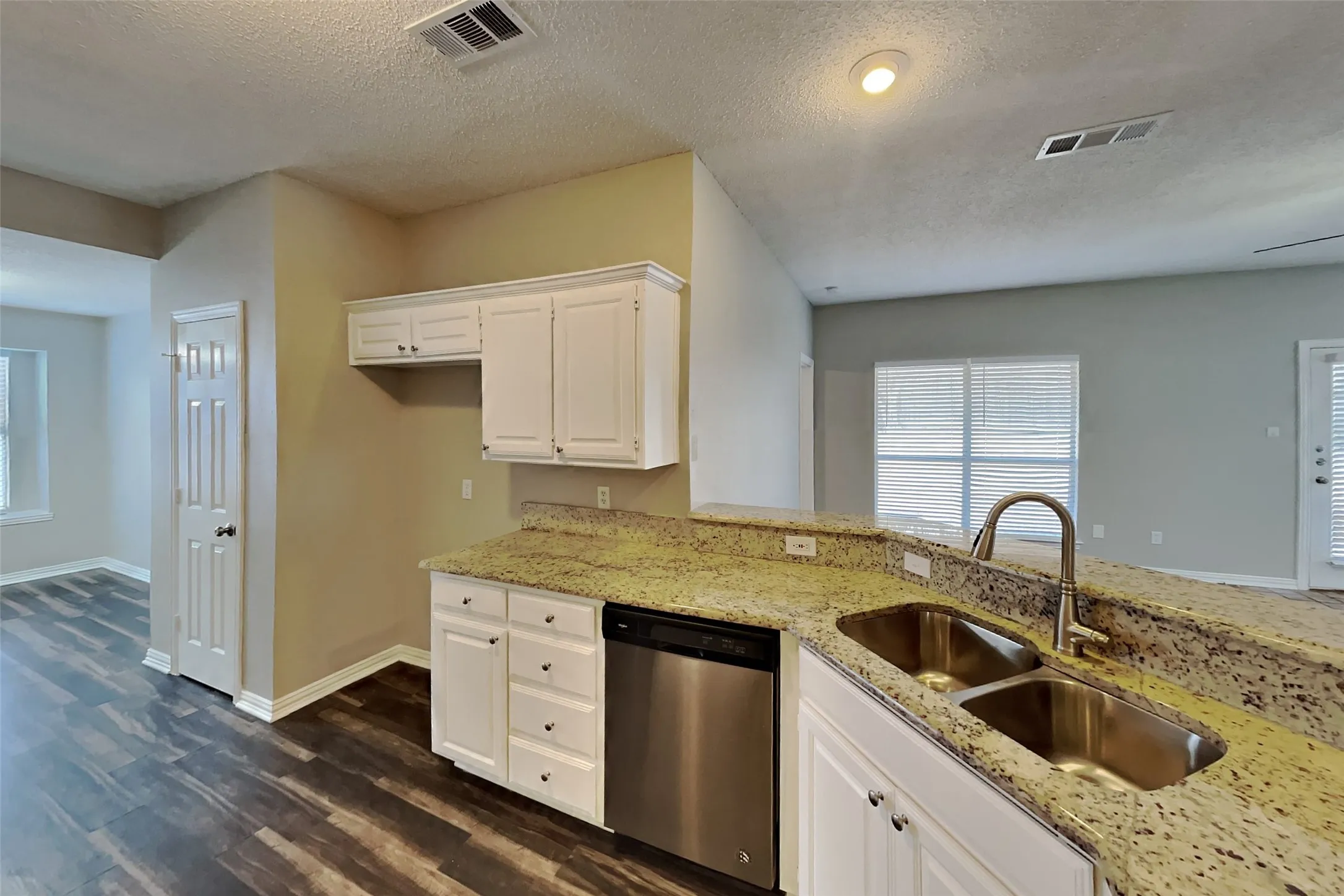 Single Family Residence For Rent in Tarrant County , 507 Nita Lane, Euless, Texas 76040, 3 Bedroom, 2 Bathroom, 2 Garage spaces, 1,591 Sqft, built in 1996, mls#21392483, Real Estate Agent in Euless, Homes For Rent in Tarrant county, Homes For Rent in Euless, Realtor in Euless Texas, Real Estate Brokerage Independent Realty Texas, Luminita Cordes Realtor