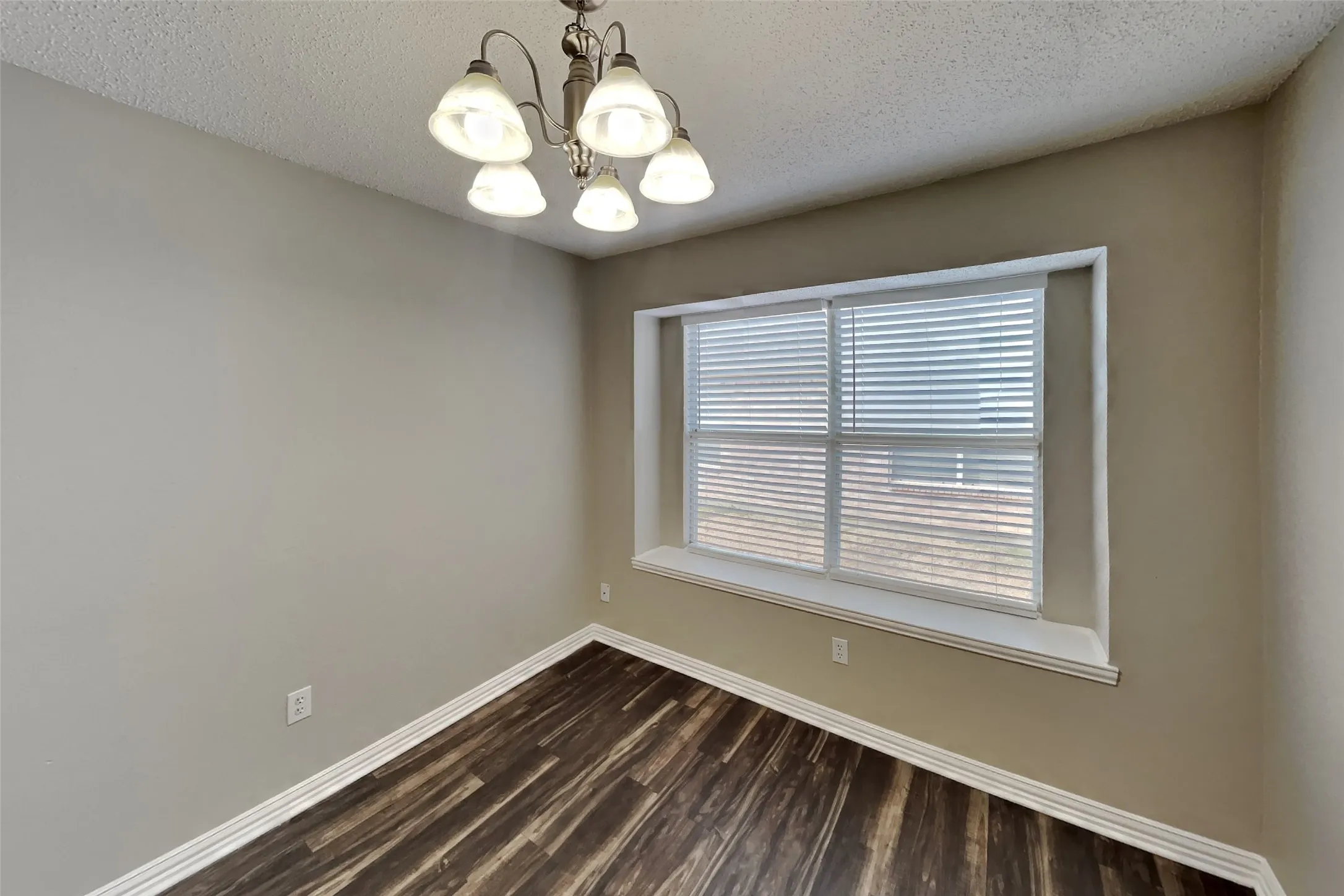 Single Family Residence For Rent in Tarrant County , 507 Nita Lane, Euless, Texas 76040, 3 Bedroom, 2 Bathroom, 2 Garage spaces, 1,591 Sqft, built in 1996, mls#21392483, Real Estate Agent in Euless, Homes For Rent in Tarrant county, Homes For Rent in Euless, Realtor in Euless Texas, Real Estate Brokerage Independent Realty Texas, Luminita Cordes Realtor
