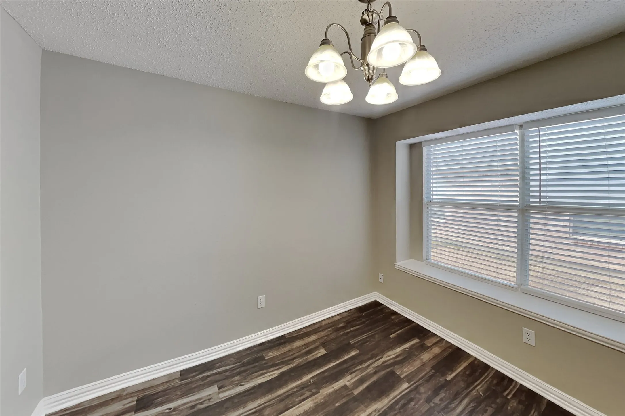 Single Family Residence For Rent in Tarrant County , 507 Nita Lane, Euless, Texas 76040, 3 Bedroom, 2 Bathroom, 2 Garage spaces, 1,591 Sqft, built in 1996, mls#21392483, Real Estate Agent in Euless, Homes For Rent in Tarrant county, Homes For Rent in Euless, Realtor in Euless Texas, Real Estate Brokerage Independent Realty Texas, Luminita Cordes Realtor