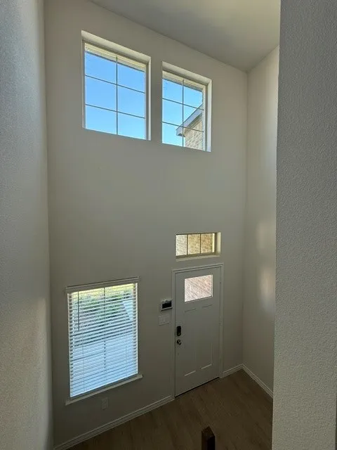 High ceilings with transom windows