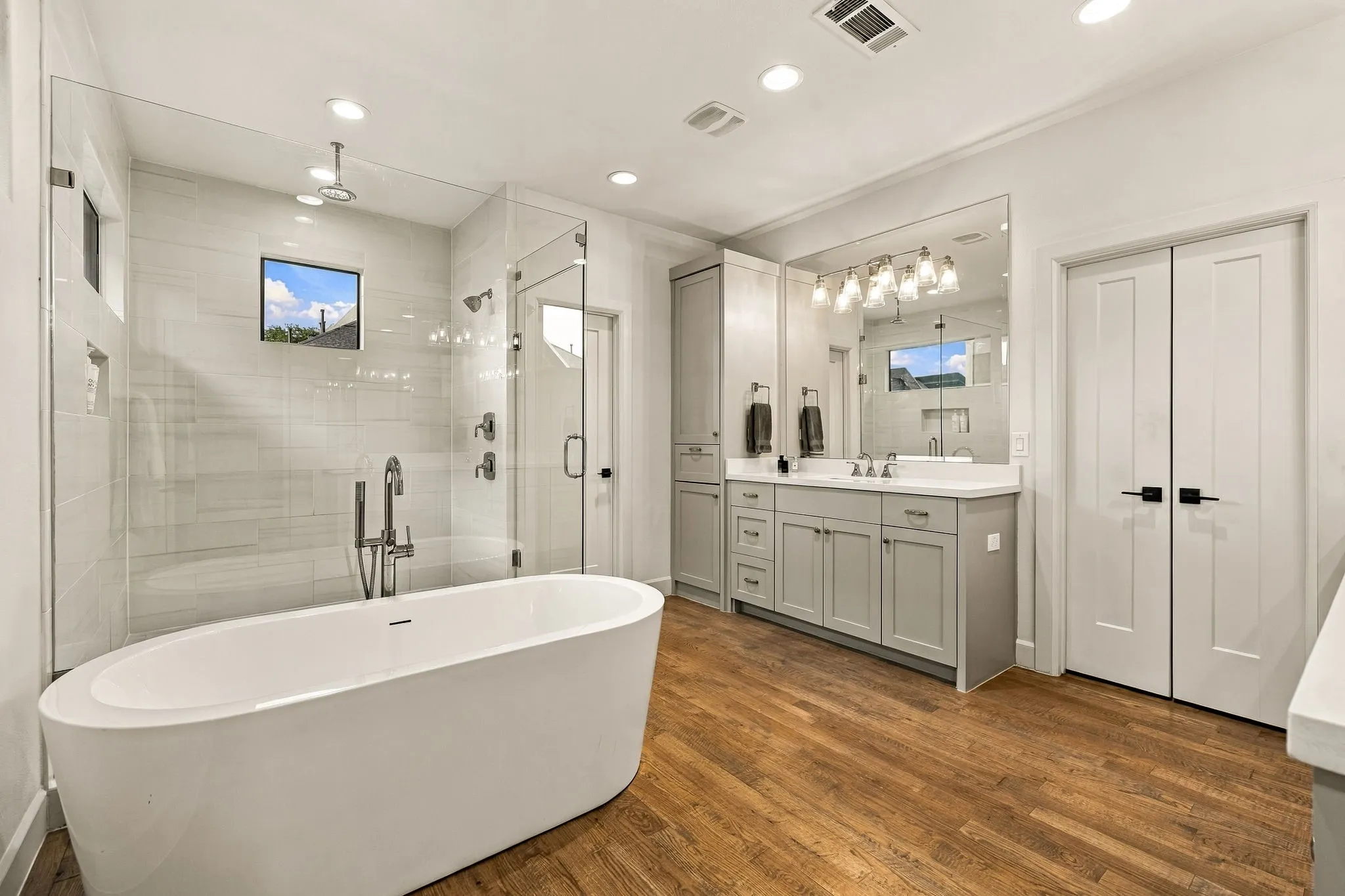 Single Family Residence For Sale in Dallas County , 4322 Emerson Avenue, University Park, Texas 75205, 5 Bedroom, 5 Bathroom, 2 Garage spaces, 3,479 Sqft, built in 2020, mls#21383970, Real Estate Agent in University Park, Homes For Sale in Dallas county, Homes For Sale in University Park, Realtor in University Park Texas, Real Estate Brokerage Independent Realty Texas, Luminita Cordes Realtor