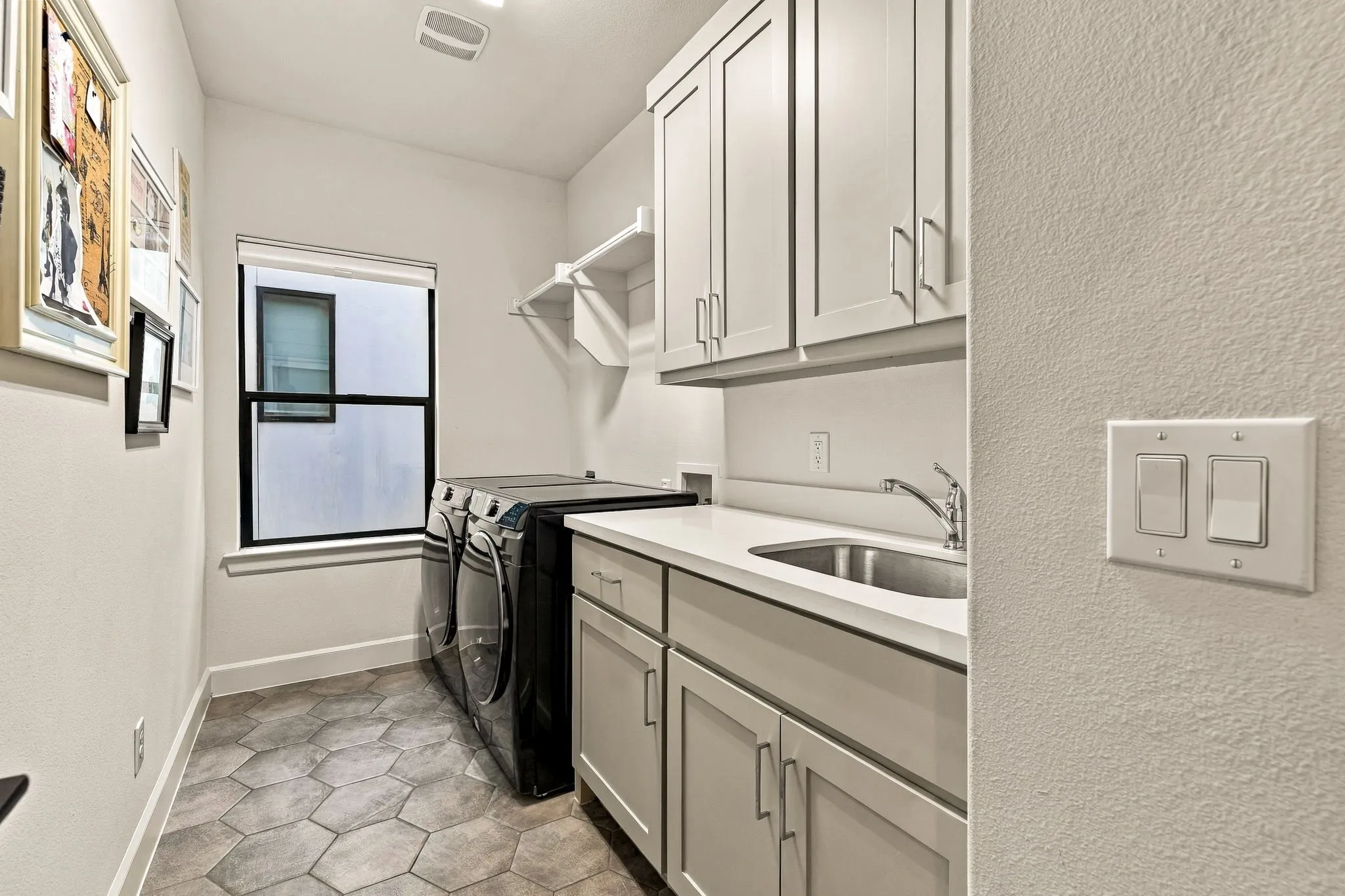 Single Family Residence For Sale in Dallas County , 4322 Emerson Avenue, University Park, Texas 75205, 5 Bedroom, 5 Bathroom, 2 Garage spaces, 3,479 Sqft, built in 2020, mls#21383970, Real Estate Agent in University Park, Homes For Sale in Dallas county, Homes For Sale in University Park, Realtor in University Park Texas, Real Estate Brokerage Independent Realty Texas, Luminita Cordes Realtor