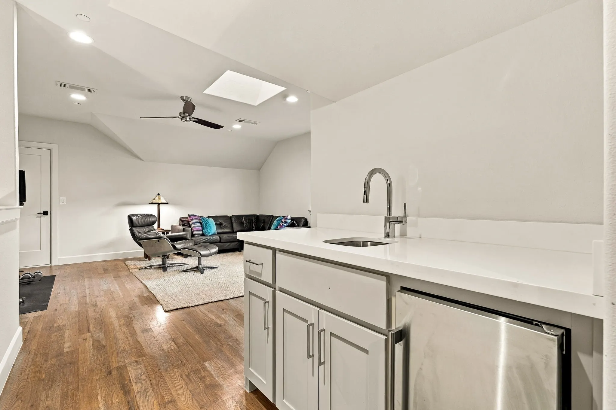 Single Family Residence For Sale in Dallas County , 4322 Emerson Avenue, University Park, Texas 75205, 5 Bedroom, 5 Bathroom, 2 Garage spaces, 3,479 Sqft, built in 2020, mls#21383970, Real Estate Agent in University Park, Homes For Sale in Dallas county, Homes For Sale in University Park, Realtor in University Park Texas, Real Estate Brokerage Independent Realty Texas, Luminita Cordes Realtor