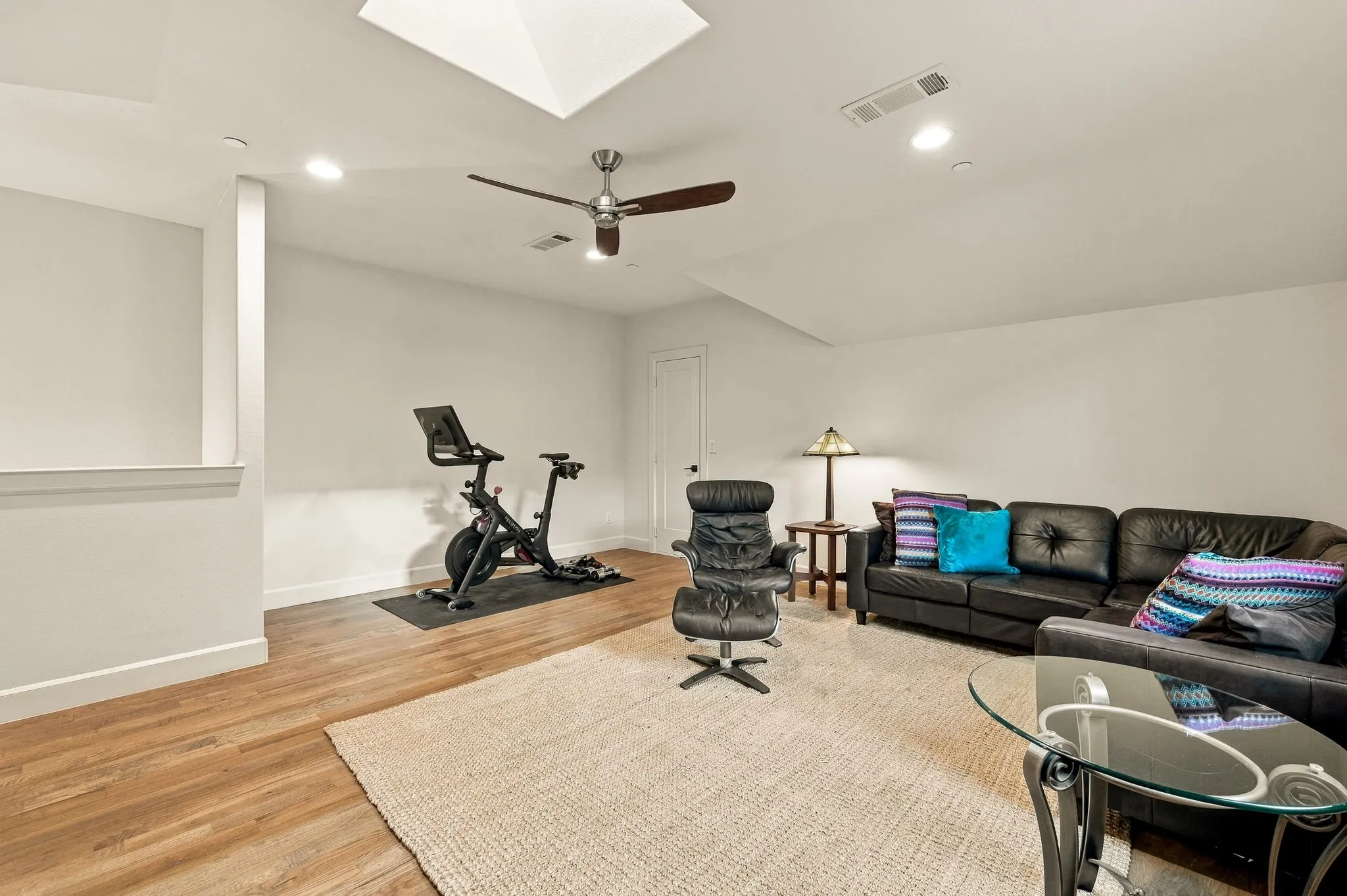 Single Family Residence For Sale in Dallas County , 4322 Emerson Avenue, University Park, Texas 75205, 5 Bedroom, 5 Bathroom, 2 Garage spaces, 3,479 Sqft, built in 2020, mls#21383970, Real Estate Agent in University Park, Homes For Sale in Dallas county, Homes For Sale in University Park, Realtor in University Park Texas, Real Estate Brokerage Independent Realty Texas, Luminita Cordes Realtor