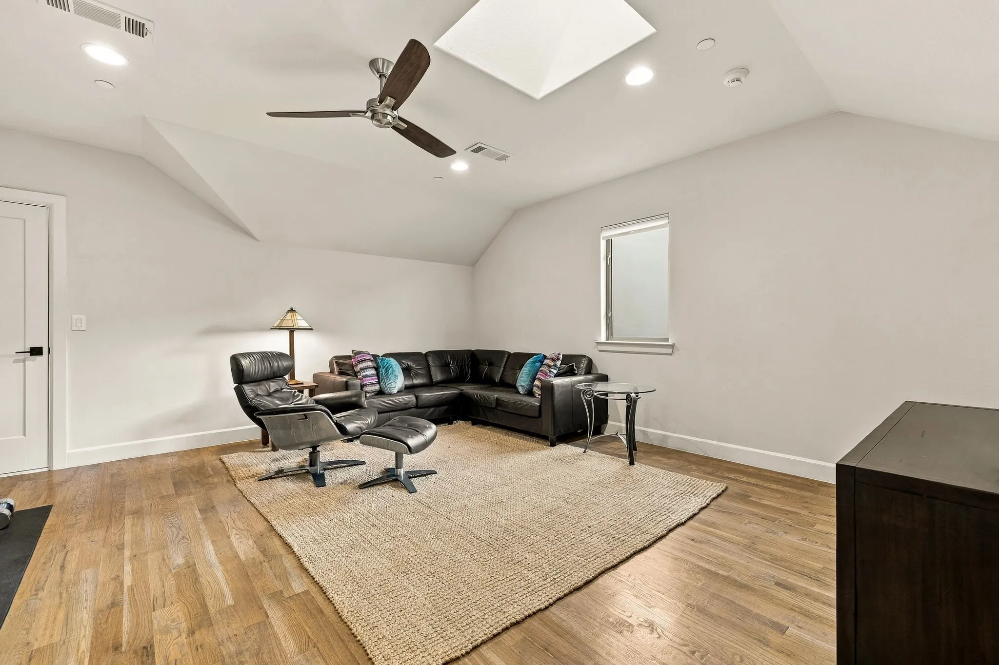 Single Family Residence For Sale in Dallas County , 4322 Emerson Avenue, University Park, Texas 75205, 5 Bedroom, 5 Bathroom, 2 Garage spaces, 3,479 Sqft, built in 2020, mls#21383970, Real Estate Agent in University Park, Homes For Sale in Dallas county, Homes For Sale in University Park, Realtor in University Park Texas, Real Estate Brokerage Independent Realty Texas, Luminita Cordes Realtor