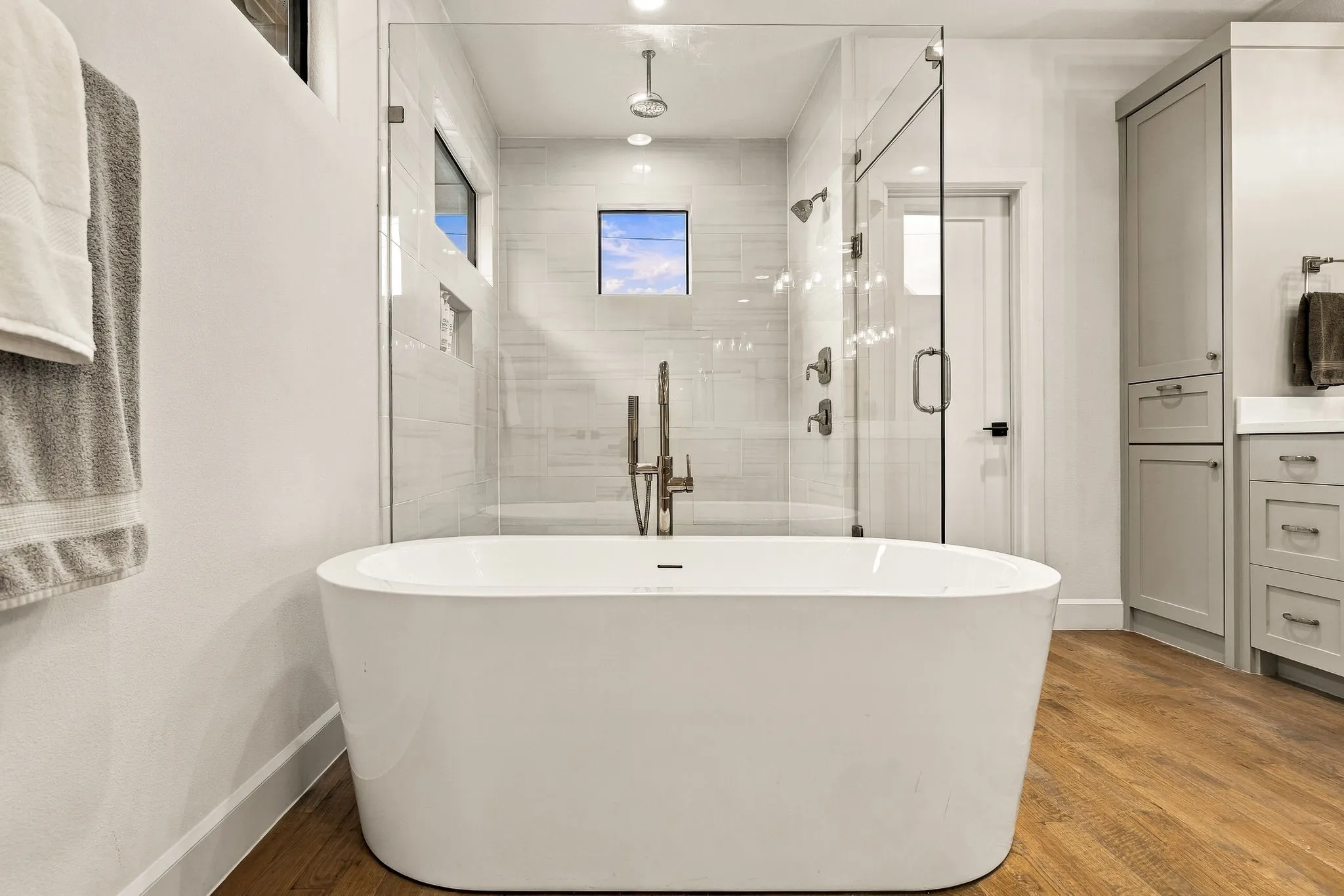 Single Family Residence For Sale in Dallas County , 4322 Emerson Avenue, University Park, Texas 75205, 5 Bedroom, 5 Bathroom, 2 Garage spaces, 3,479 Sqft, built in 2020, mls#21383970, Real Estate Agent in University Park, Homes For Sale in Dallas county, Homes For Sale in University Park, Realtor in University Park Texas, Real Estate Brokerage Independent Realty Texas, Luminita Cordes Realtor