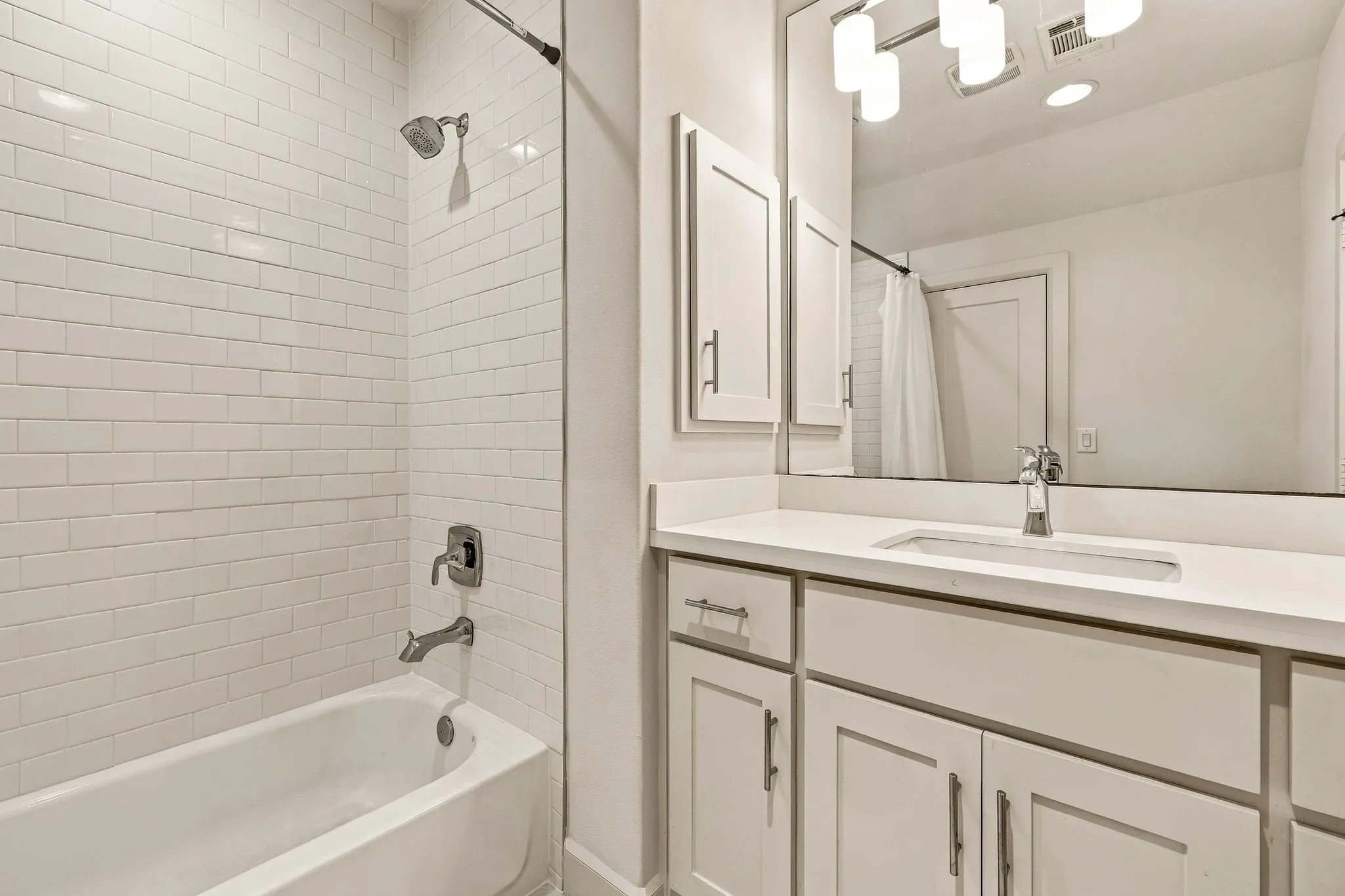 Single Family Residence For Sale in Dallas County , 4322 Emerson Avenue, University Park, Texas 75205, 5 Bedroom, 5 Bathroom, 2 Garage spaces, 3,479 Sqft, built in 2020, mls#21383970, Real Estate Agent in University Park, Homes For Sale in Dallas county, Homes For Sale in University Park, Realtor in University Park Texas, Real Estate Brokerage Independent Realty Texas, Luminita Cordes Realtor