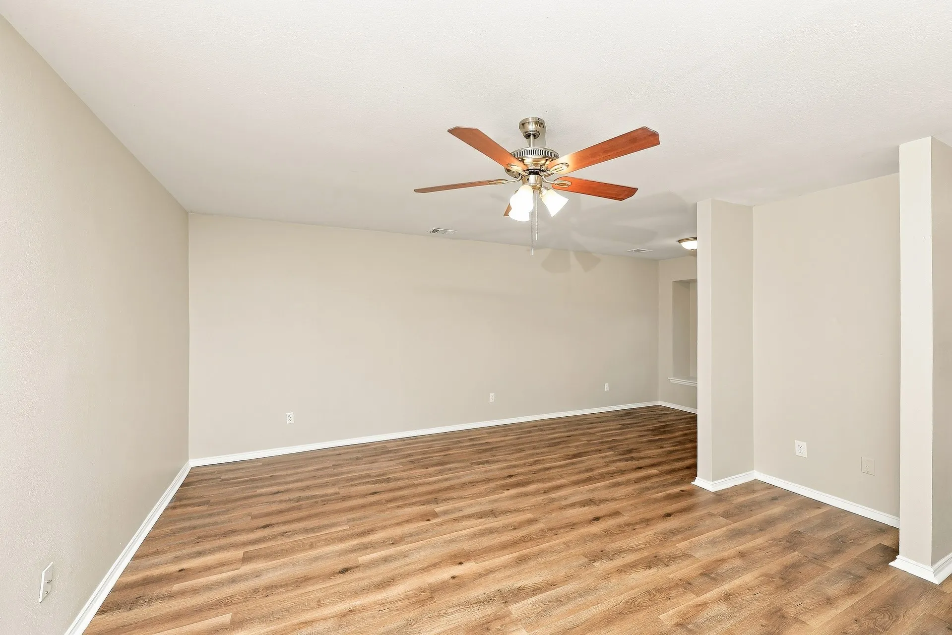 Townhouse For Rent in Dallas County , 312 Ezekial Avenue, Dallas, Texas 75217, 3 Bedroom, 3 Bathroom, 2 Garage spaces, 1,372 Sqft, built in 2008, mls#21392492, Real Estate Agent in Dallas, Homes For Rent in Dallas county, Homes For Rent in Dallas, Realtor in Dallas Texas, Real Estate Brokerage Independent Realty Texas, Luminita Cordes Realtor