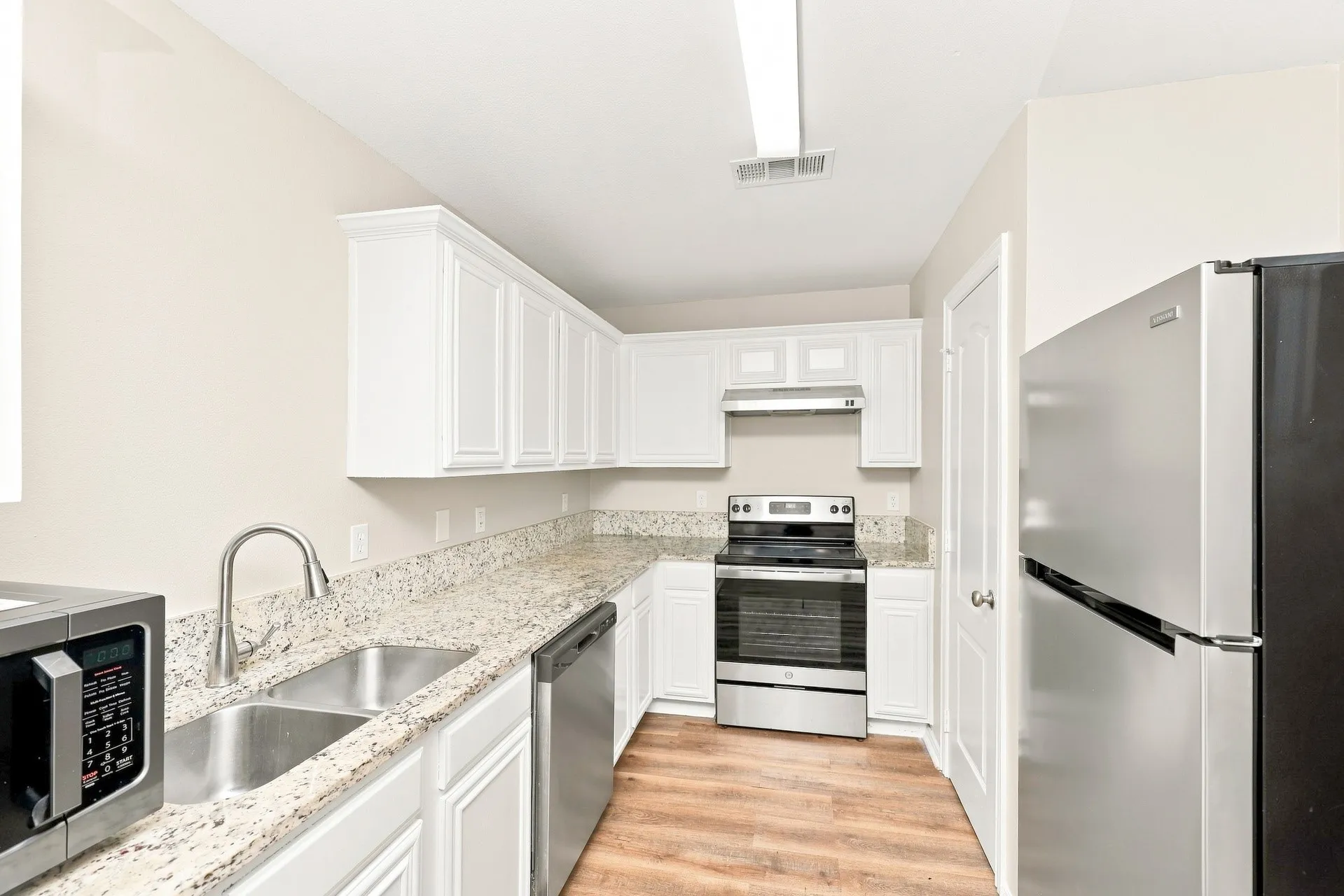 Townhouse For Rent in Dallas County , 312 Ezekial Avenue, Dallas, Texas 75217, 3 Bedroom, 3 Bathroom, 2 Garage spaces, 1,372 Sqft, built in 2008, mls#21392492, Real Estate Agent in Dallas, Homes For Rent in Dallas county, Homes For Rent in Dallas, Realtor in Dallas Texas, Real Estate Brokerage Independent Realty Texas, Luminita Cordes Realtor