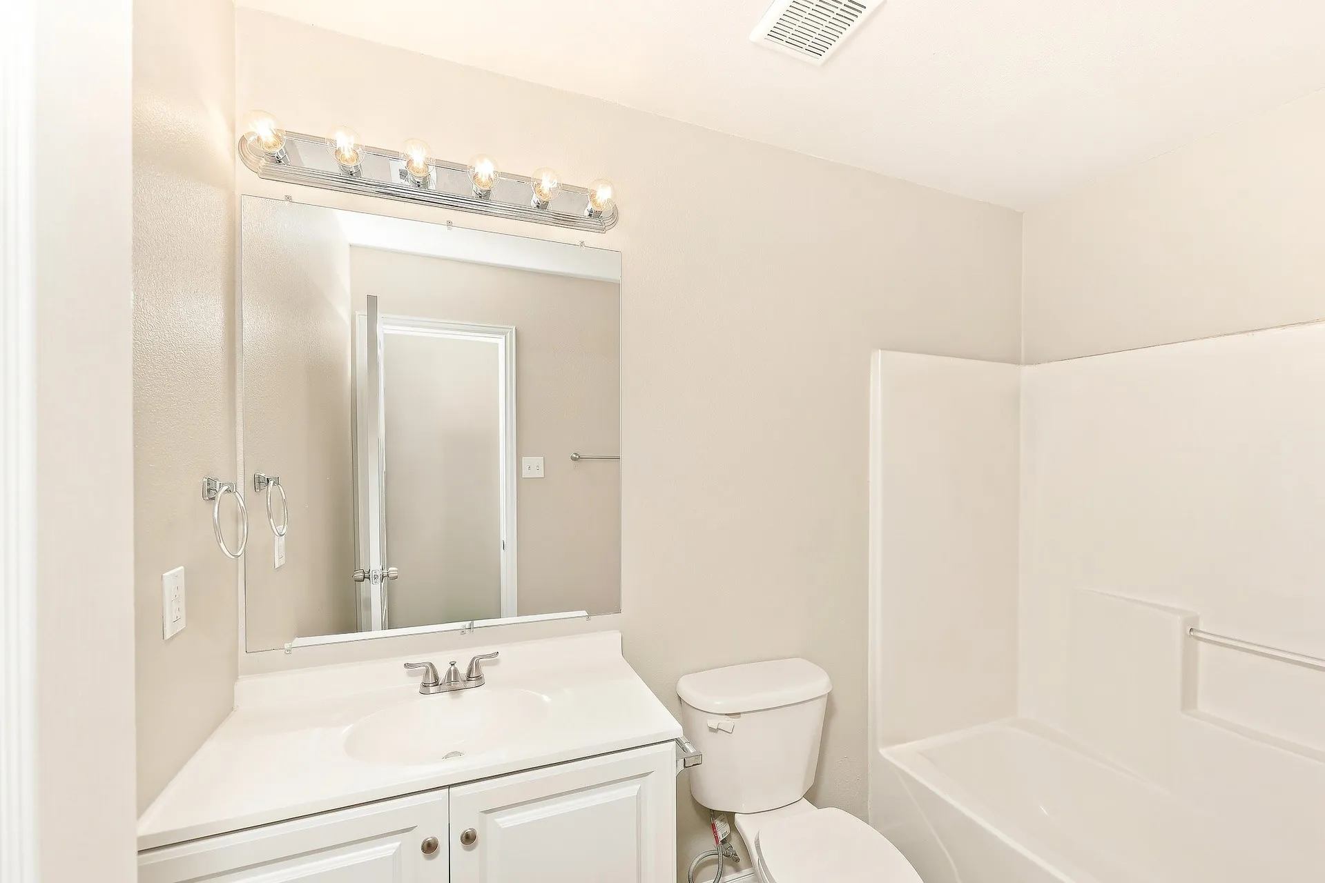Townhouse For Rent in Dallas County , 312 Ezekial Avenue, Dallas, Texas 75217, 3 Bedroom, 3 Bathroom, 2 Garage spaces, 1,372 Sqft, built in 2008, mls#21392492, Real Estate Agent in Dallas, Homes For Rent in Dallas county, Homes For Rent in Dallas, Realtor in Dallas Texas, Real Estate Brokerage Independent Realty Texas, Luminita Cordes Realtor