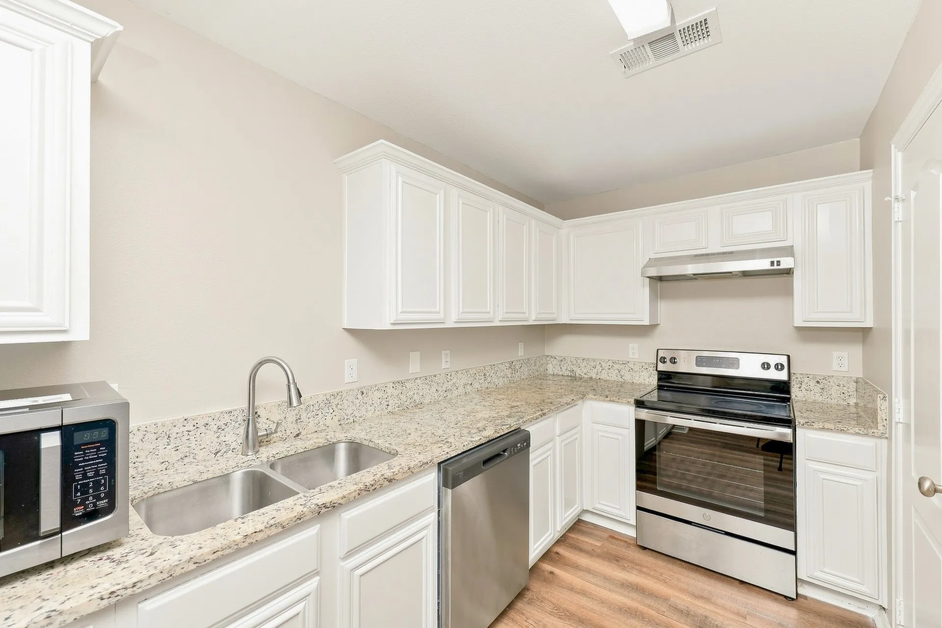 Townhouse For Rent in Dallas County , 312 Ezekial Avenue, Dallas, Texas 75217, 3 Bedroom, 3 Bathroom, 2 Garage spaces, 1,372 Sqft, built in 2008, mls#21392492, Real Estate Agent in Dallas, Homes For Rent in Dallas county, Homes For Rent in Dallas, Realtor in Dallas Texas, Real Estate Brokerage Independent Realty Texas, Luminita Cordes Realtor