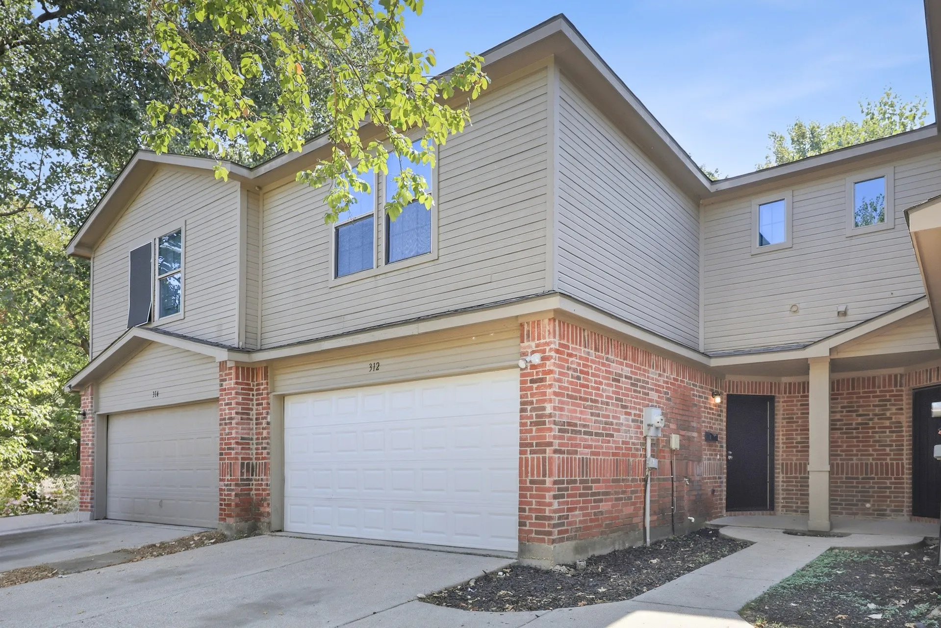 Townhouse For Rent in Dallas County , 312 Ezekial Avenue, Dallas, Texas 75217, 3 Bedroom, 3 Bathroom, 2 Garage spaces, 1,372 Sqft, built in 2008, mls#21392492, Real Estate Agent in Dallas, Homes For Rent in Dallas county, Homes For Rent in Dallas, Realtor in Dallas Texas, Real Estate Brokerage Independent Realty Texas, Luminita Cordes Realtor