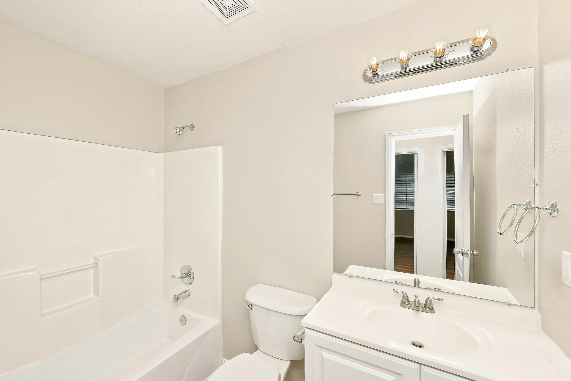 Townhouse For Rent in Dallas County , 312 Ezekial Avenue, Dallas, Texas 75217, 3 Bedroom, 3 Bathroom, 2 Garage spaces, 1,372 Sqft, built in 2008, mls#21392492, Real Estate Agent in Dallas, Homes For Rent in Dallas county, Homes For Rent in Dallas, Realtor in Dallas Texas, Real Estate Brokerage Independent Realty Texas, Luminita Cordes Realtor