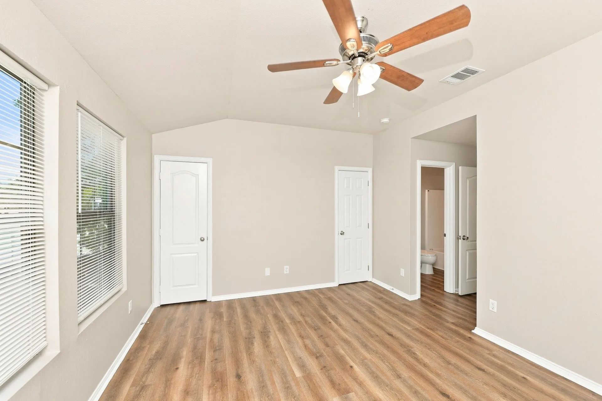 Townhouse For Rent in Dallas County , 312 Ezekial Avenue, Dallas, Texas 75217, 3 Bedroom, 3 Bathroom, 2 Garage spaces, 1,372 Sqft, built in 2008, mls#21392492, Real Estate Agent in Dallas, Homes For Rent in Dallas county, Homes For Rent in Dallas, Realtor in Dallas Texas, Real Estate Brokerage Independent Realty Texas, Luminita Cordes Realtor