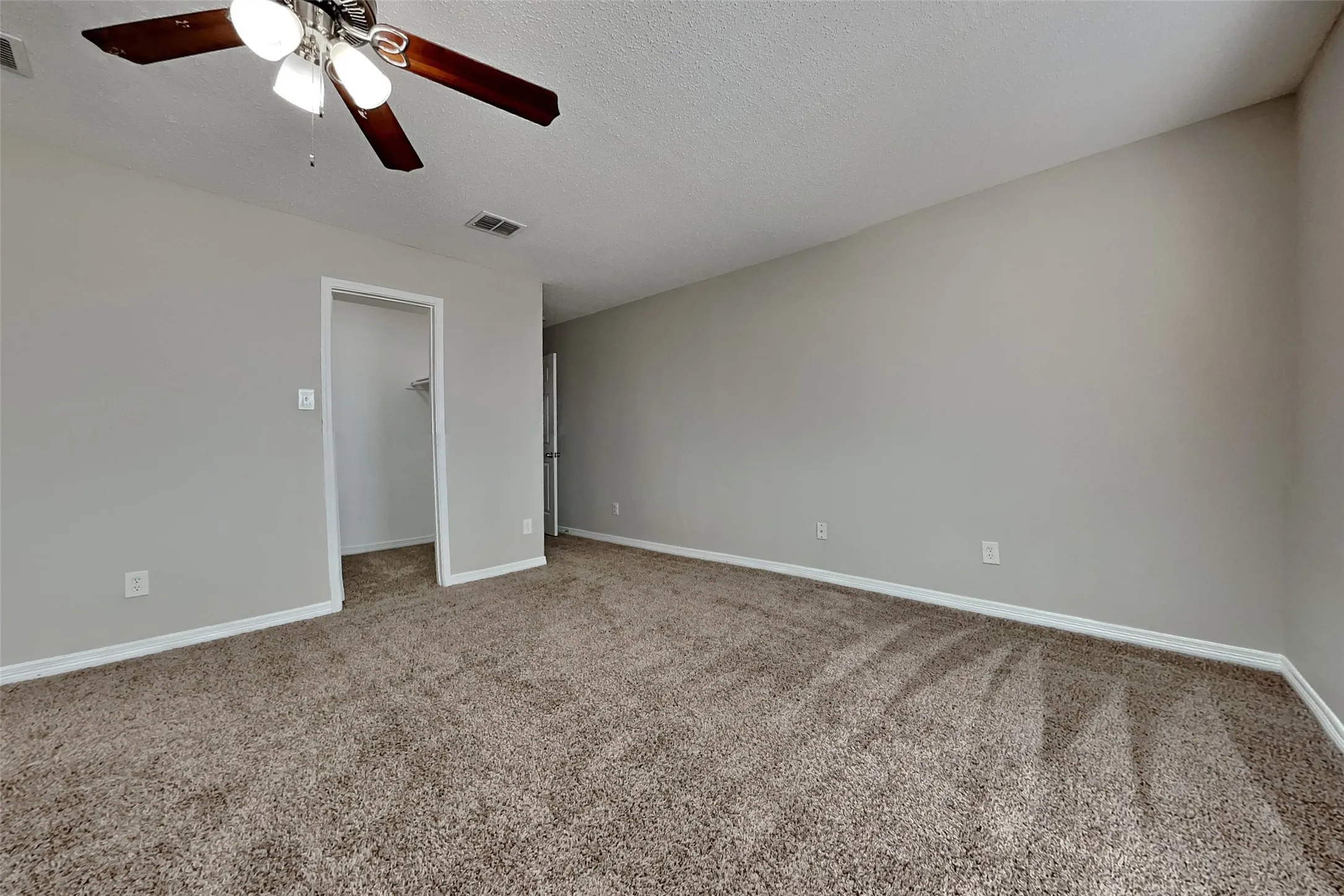 Single Family Residence For Rent in Tarrant County , 627 Almandora Drive, Arlington, Texas 76002, 3 Bedroom, 3 Bathroom, 2 Garage spaces, 2,166 Sqft, built in 2004, mls#21392494, Real Estate Agent in Arlington, Homes For Rent in Tarrant county, Homes For Rent in Arlington, Realtor in Arlington Texas, Real Estate Brokerage Independent Realty Texas, Luminita Cordes Realtor
