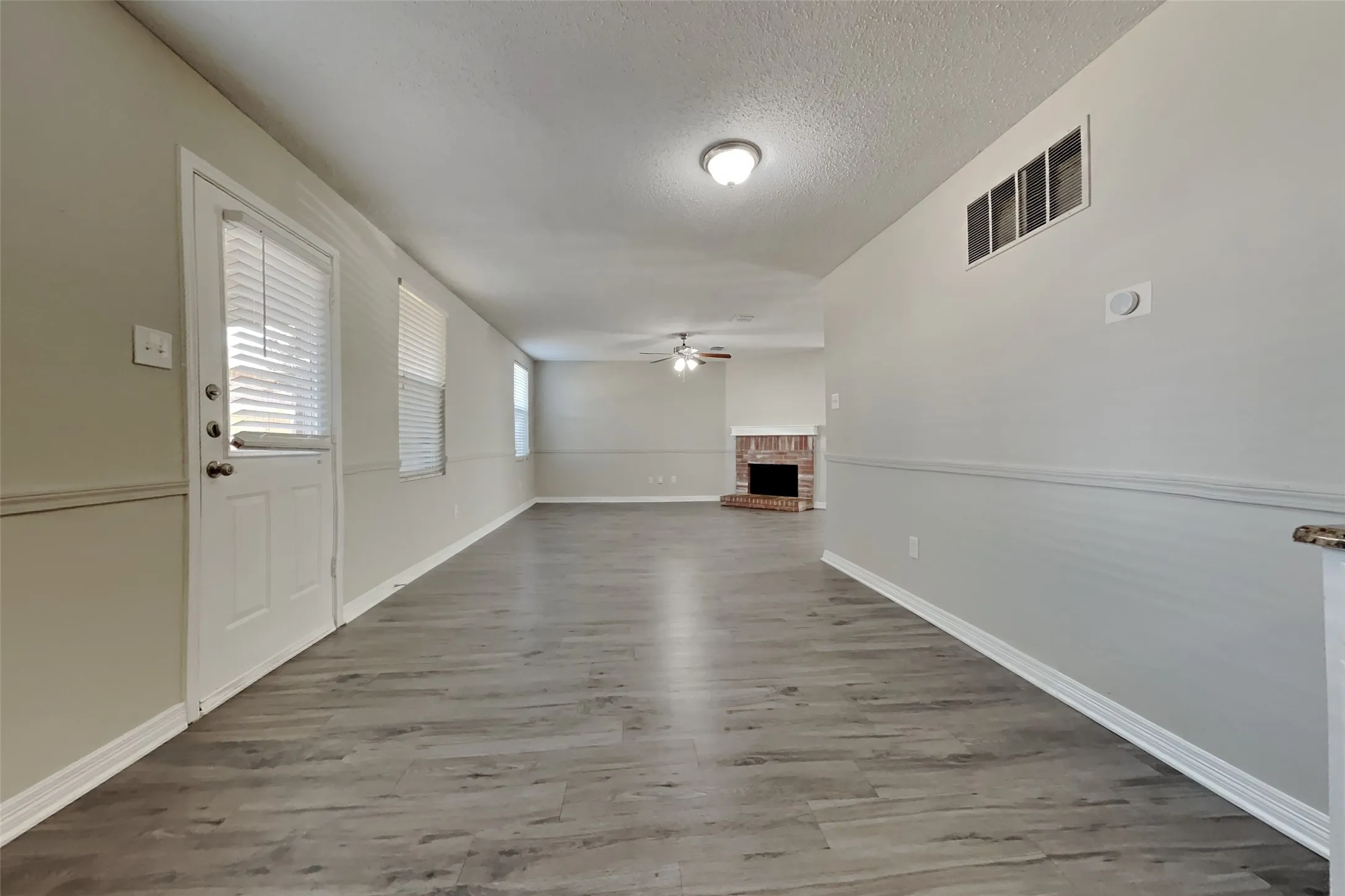 Single Family Residence For Rent in Tarrant County , 627 Almandora Drive, Arlington, Texas 76002, 3 Bedroom, 3 Bathroom, 2 Garage spaces, 2,166 Sqft, built in 2004, mls#21392494, Real Estate Agent in Arlington, Homes For Rent in Tarrant county, Homes For Rent in Arlington, Realtor in Arlington Texas, Real Estate Brokerage Independent Realty Texas, Luminita Cordes Realtor