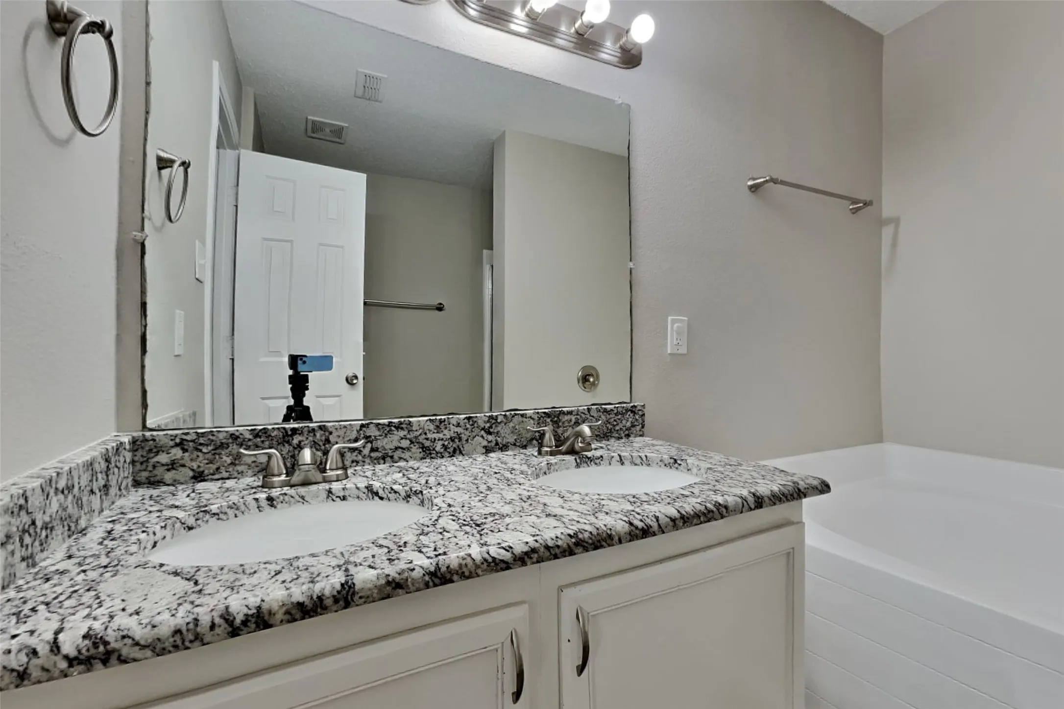Single Family Residence For Rent in Tarrant County , 627 Almandora Drive, Arlington, Texas 76002, 3 Bedroom, 3 Bathroom, 2 Garage spaces, 2,166 Sqft, built in 2004, mls#21392494, Real Estate Agent in Arlington, Homes For Rent in Tarrant county, Homes For Rent in Arlington, Realtor in Arlington Texas, Real Estate Brokerage Independent Realty Texas, Luminita Cordes Realtor