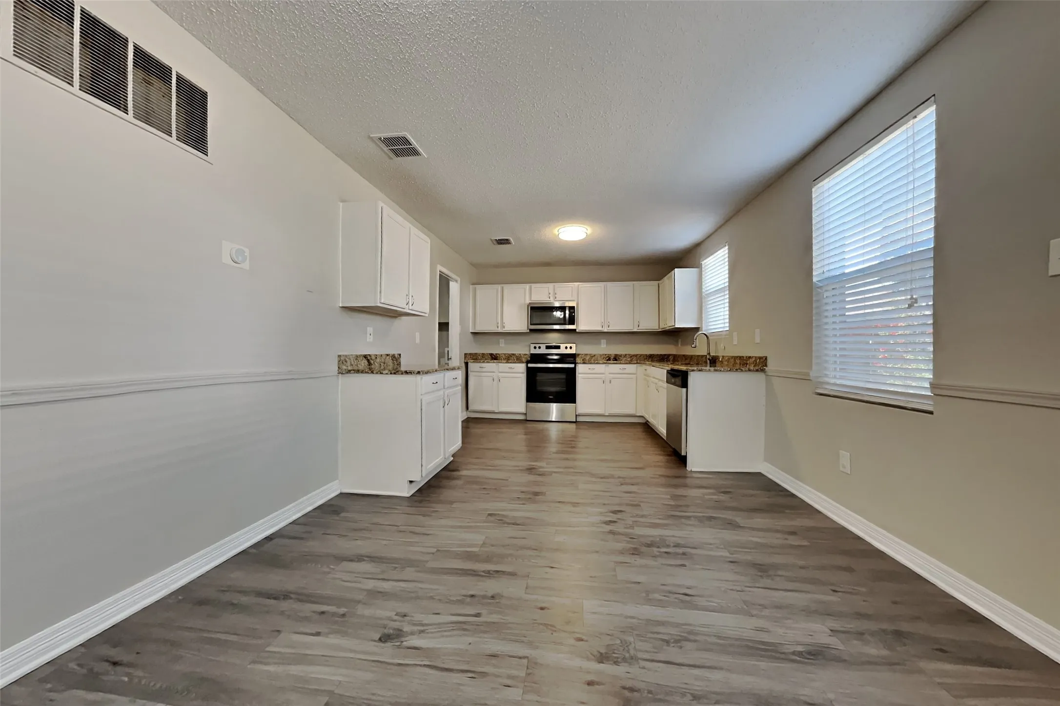 Single Family Residence For Rent in Tarrant County , 627 Almandora Drive, Arlington, Texas 76002, 3 Bedroom, 3 Bathroom, 2 Garage spaces, 2,166 Sqft, built in 2004, mls#21392494, Real Estate Agent in Arlington, Homes For Rent in Tarrant county, Homes For Rent in Arlington, Realtor in Arlington Texas, Real Estate Brokerage Independent Realty Texas, Luminita Cordes Realtor