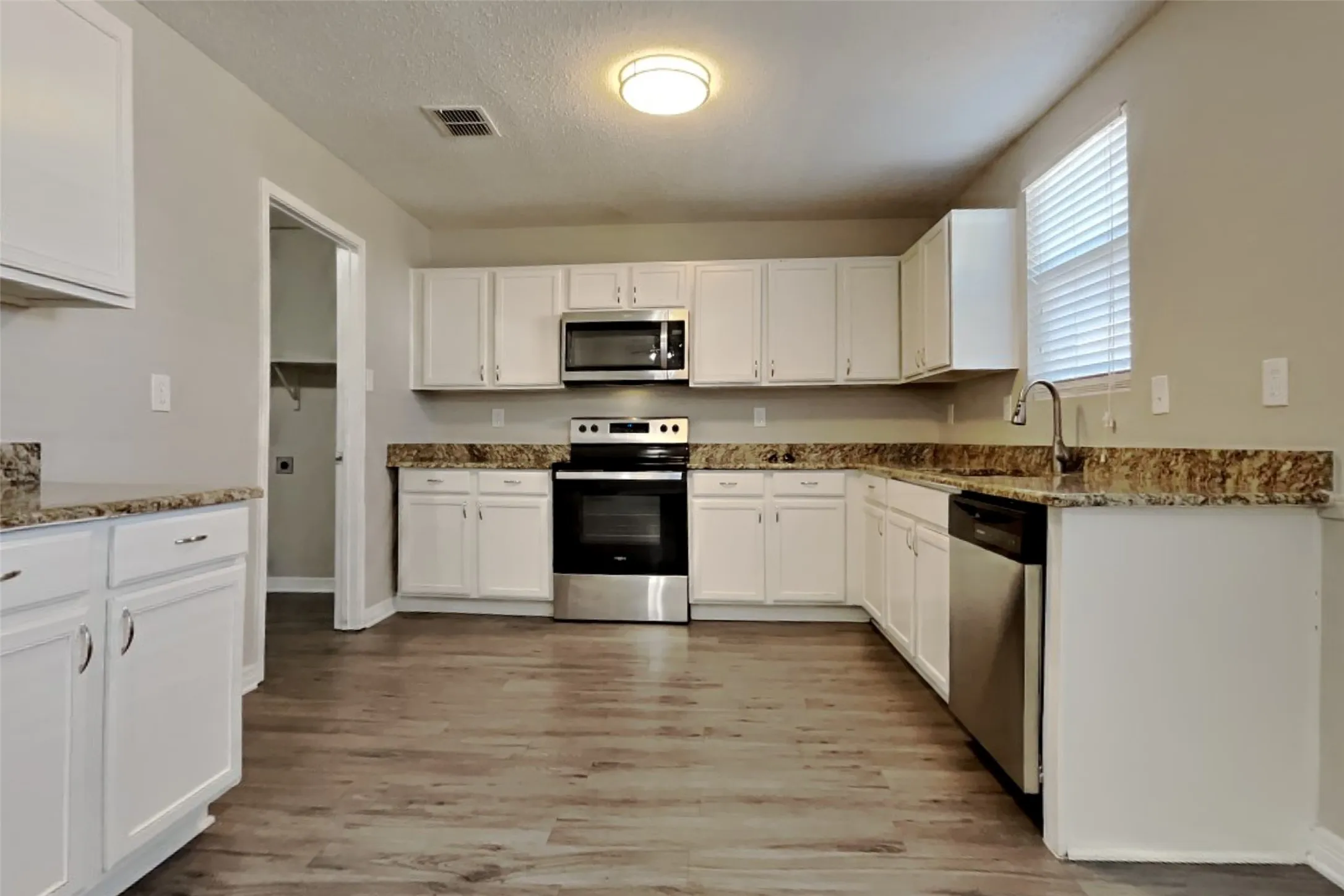 Single Family Residence For Rent in Tarrant County , 627 Almandora Drive, Arlington, Texas 76002, 3 Bedroom, 3 Bathroom, 2 Garage spaces, 2,166 Sqft, built in 2004, mls#21392494, Real Estate Agent in Arlington, Homes For Rent in Tarrant county, Homes For Rent in Arlington, Realtor in Arlington Texas, Real Estate Brokerage Independent Realty Texas, Luminita Cordes Realtor