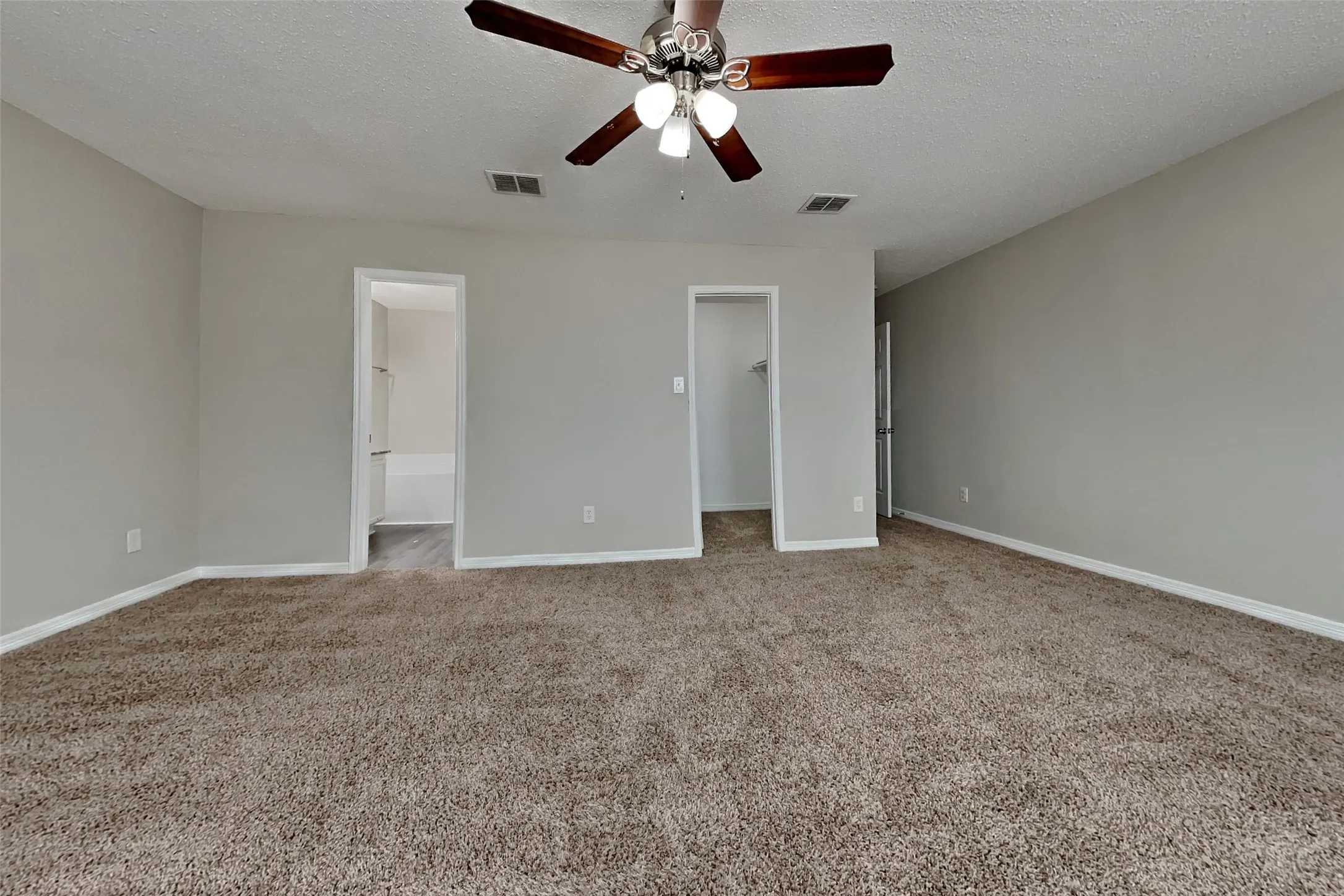 Single Family Residence For Rent in Tarrant County , 627 Almandora Drive, Arlington, Texas 76002, 3 Bedroom, 3 Bathroom, 2 Garage spaces, 2,166 Sqft, built in 2004, mls#21392494, Real Estate Agent in Arlington, Homes For Rent in Tarrant county, Homes For Rent in Arlington, Realtor in Arlington Texas, Real Estate Brokerage Independent Realty Texas, Luminita Cordes Realtor