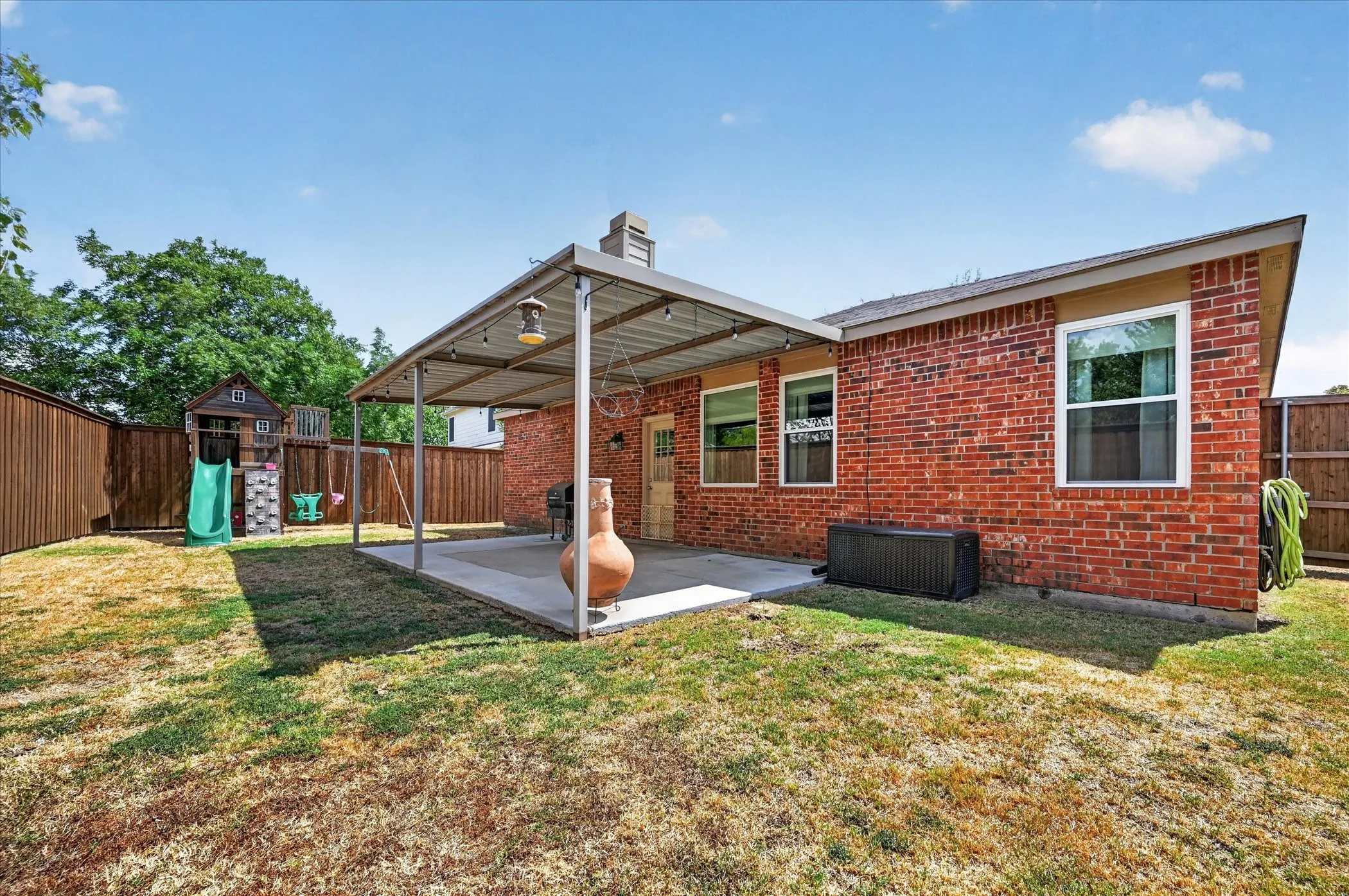 Single Family Residence For Sale in Denton County , 1305 Eagle Wing Lane, Denton, Texas 76210, 3 Bedroom, 2 Bathroom, 2 Garage spaces, 1,834 Sqft, built in 1999, mls#21392477, Real Estate Agent in Denton, Homes For Sale in Denton county, Homes For Sale in Denton, Realtor in Denton Texas, Real Estate Brokerage Independent Realty Texas, Luminita Cordes Realtor