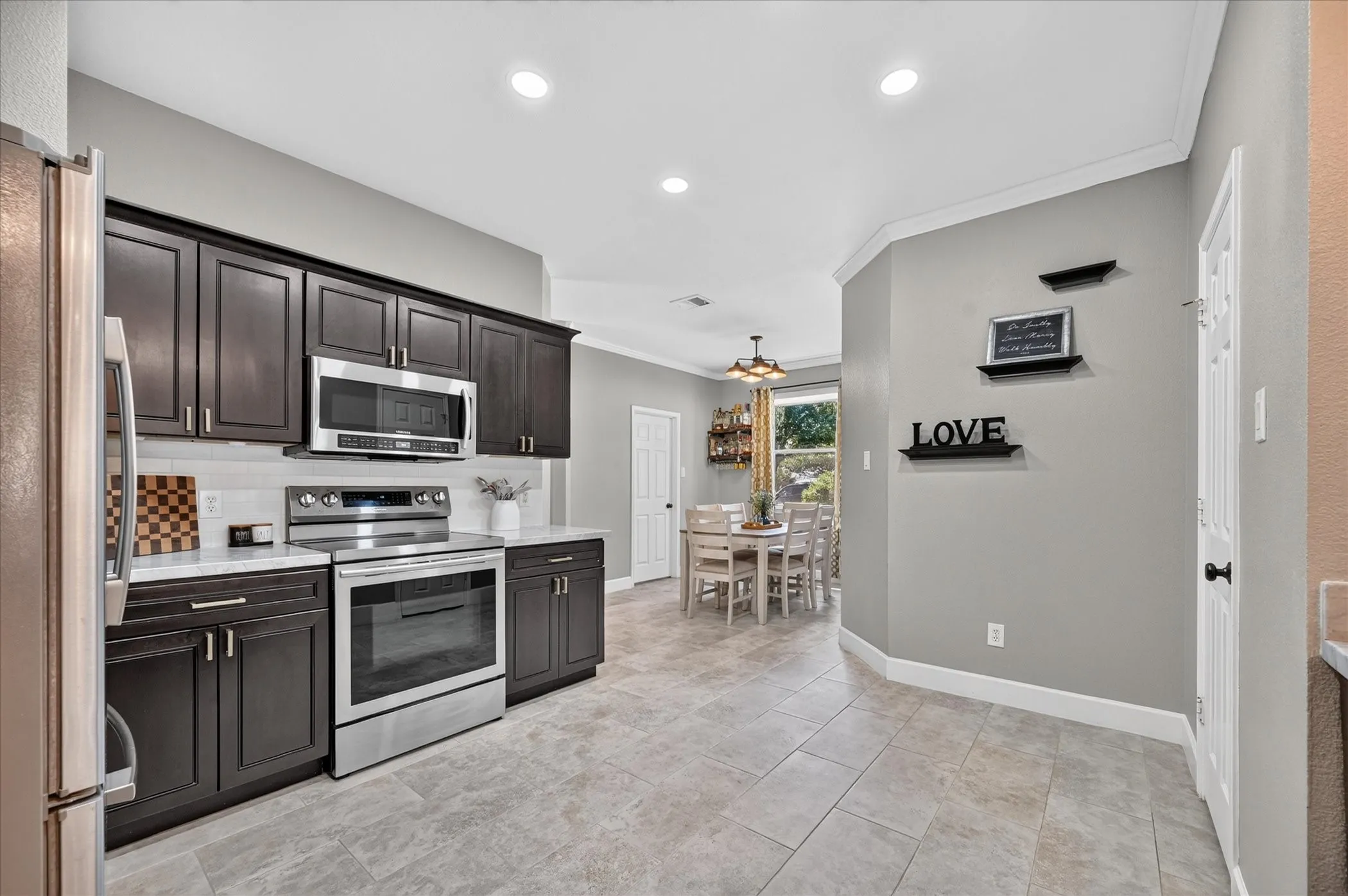 Single Family Residence For Sale in Denton County , 1305 Eagle Wing Lane, Denton, Texas 76210, 3 Bedroom, 2 Bathroom, 2 Garage spaces, 1,834 Sqft, built in 1999, mls#21392477, Real Estate Agent in Denton, Homes For Sale in Denton county, Homes For Sale in Denton, Realtor in Denton Texas, Real Estate Brokerage Independent Realty Texas, Luminita Cordes Realtor