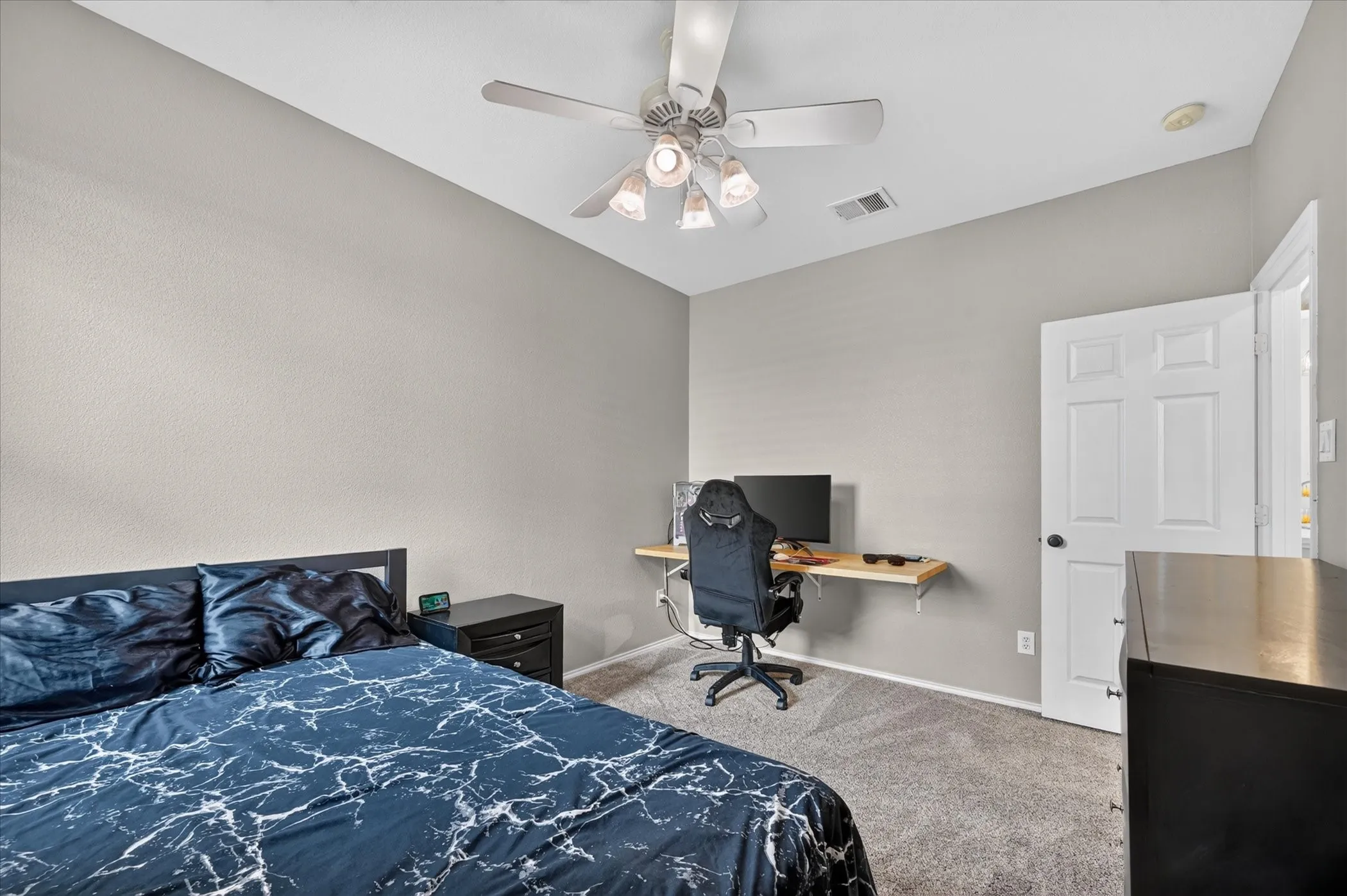 Single Family Residence For Sale in Denton County , 1305 Eagle Wing Lane, Denton, Texas 76210, 3 Bedroom, 2 Bathroom, 2 Garage spaces, 1,834 Sqft, built in 1999, mls#21392477, Real Estate Agent in Denton, Homes For Sale in Denton county, Homes For Sale in Denton, Realtor in Denton Texas, Real Estate Brokerage Independent Realty Texas, Luminita Cordes Realtor