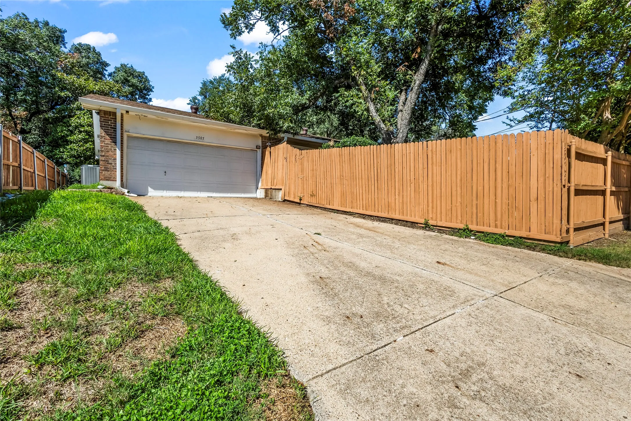 Single Family Residence For Sale in Dallas County , 3505 S Columbine Lane, Grand Prairie, Texas 75052, 3 Bedroom, 2 Bathroom, 2 Garage spaces, 1,528 Sqft, built in 1973, mls#21391384, Real Estate Agent in Grand Prairie, Homes For Sale in Dallas county, Homes For Sale in Grand Prairie, Realtor in Grand Prairie Texas, Real Estate Brokerage Independent Realty Texas, Luminita Cordes Realtor