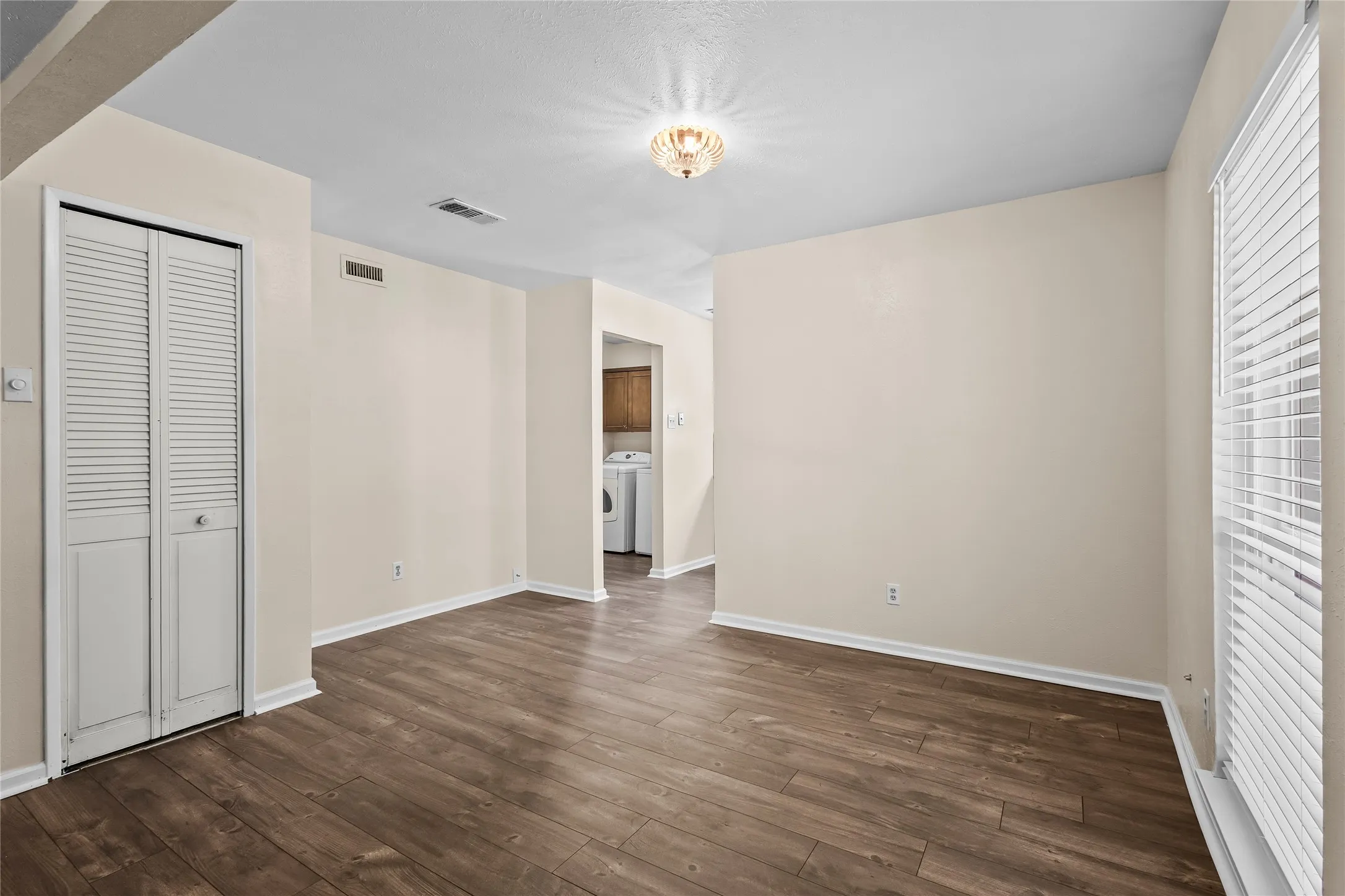 Single Family Residence For Sale in Dallas County , 3505 S Columbine Lane, Grand Prairie, Texas 75052, 3 Bedroom, 2 Bathroom, 2 Garage spaces, 1,528 Sqft, built in 1973, mls#21391384, Real Estate Agent in Grand Prairie, Homes For Sale in Dallas county, Homes For Sale in Grand Prairie, Realtor in Grand Prairie Texas, Real Estate Brokerage Independent Realty Texas, Luminita Cordes Realtor