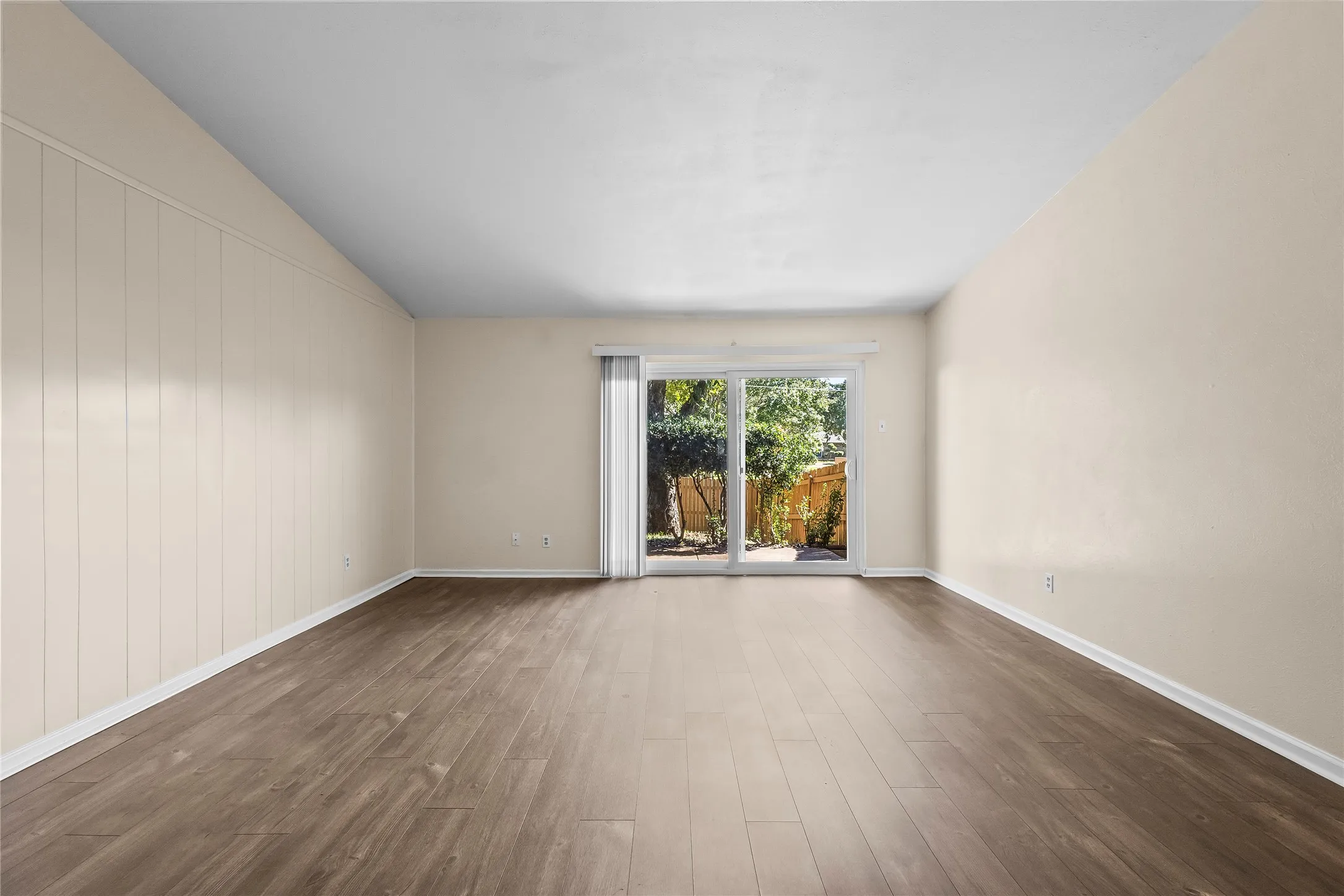 Single Family Residence For Sale in Dallas County , 3505 S Columbine Lane, Grand Prairie, Texas 75052, 3 Bedroom, 2 Bathroom, 2 Garage spaces, 1,528 Sqft, built in 1973, mls#21391384, Real Estate Agent in Grand Prairie, Homes For Sale in Dallas county, Homes For Sale in Grand Prairie, Realtor in Grand Prairie Texas, Real Estate Brokerage Independent Realty Texas, Luminita Cordes Realtor