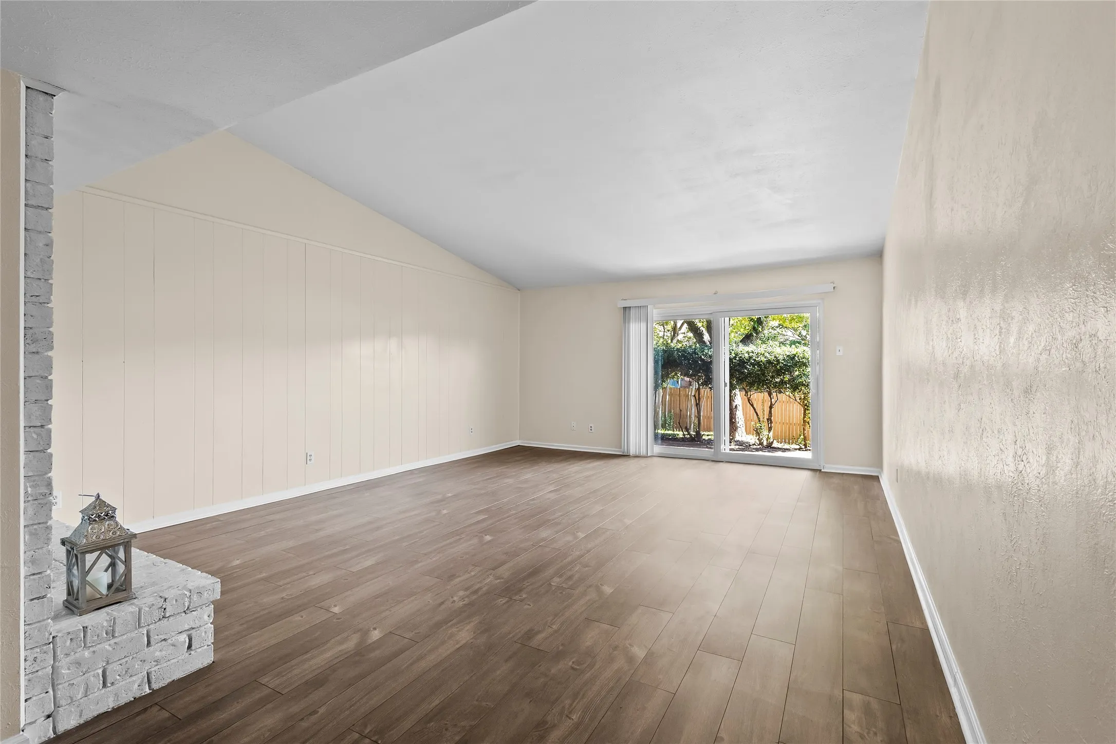 Single Family Residence For Sale in Dallas County , 3505 S Columbine Lane, Grand Prairie, Texas 75052, 3 Bedroom, 2 Bathroom, 2 Garage spaces, 1,528 Sqft, built in 1973, mls#21391384, Real Estate Agent in Grand Prairie, Homes For Sale in Dallas county, Homes For Sale in Grand Prairie, Realtor in Grand Prairie Texas, Real Estate Brokerage Independent Realty Texas, Luminita Cordes Realtor